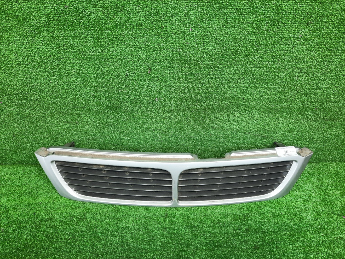 Решетка радиатора NISSAN BLUEBIRD SU14, QU14, ENU14, HU14, HNU14, EU14 62310-8E000 2 ракурс