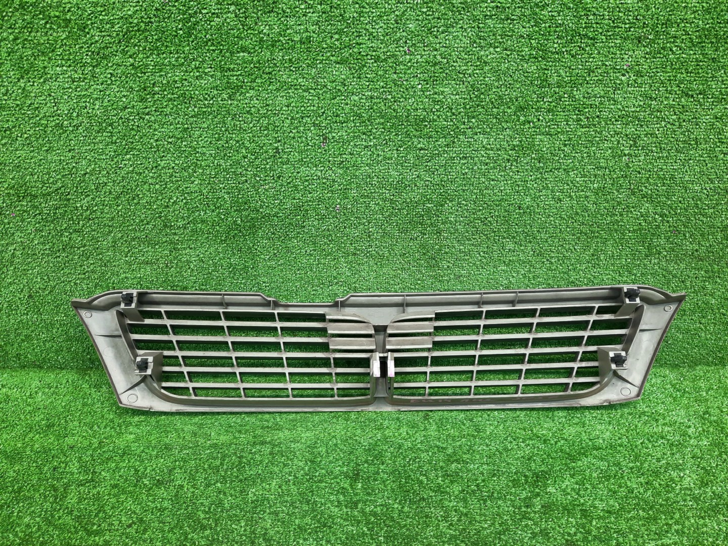 Решетка радиатора NISSAN BLUEBIRD SU14, QU14, ENU14, HU14, HNU14, EU14 62310-8E000 3 ракурс
