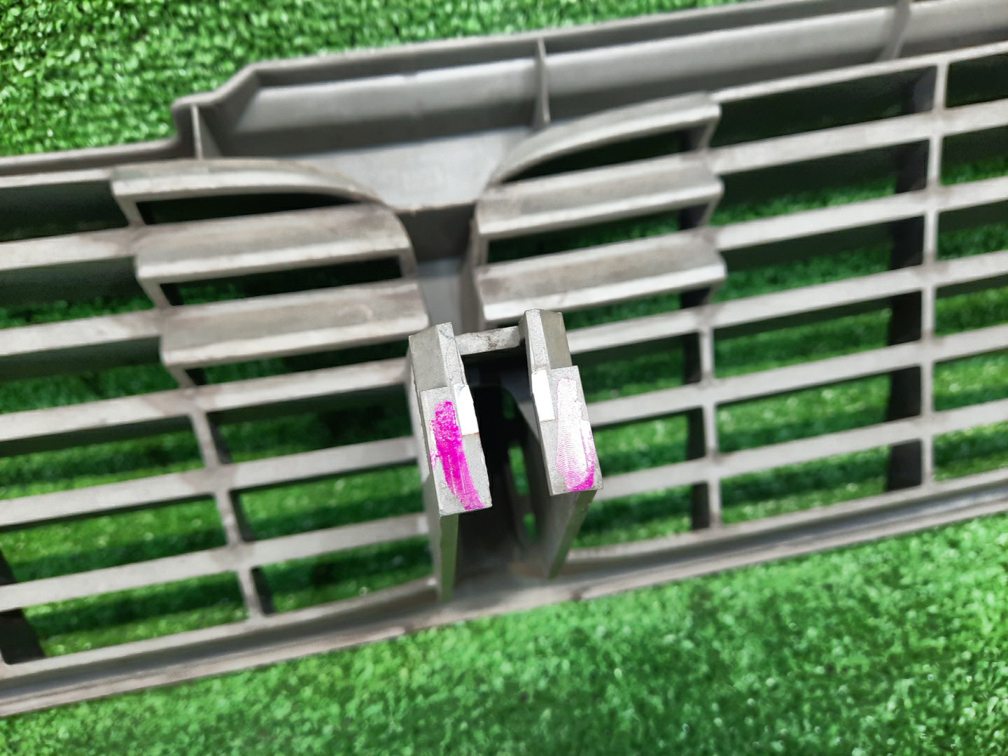 Решетка радиатора NISSAN BLUEBIRD SU14, QU14, ENU14, HU14, HNU14, EU14 62310-8E000 4 ракурс