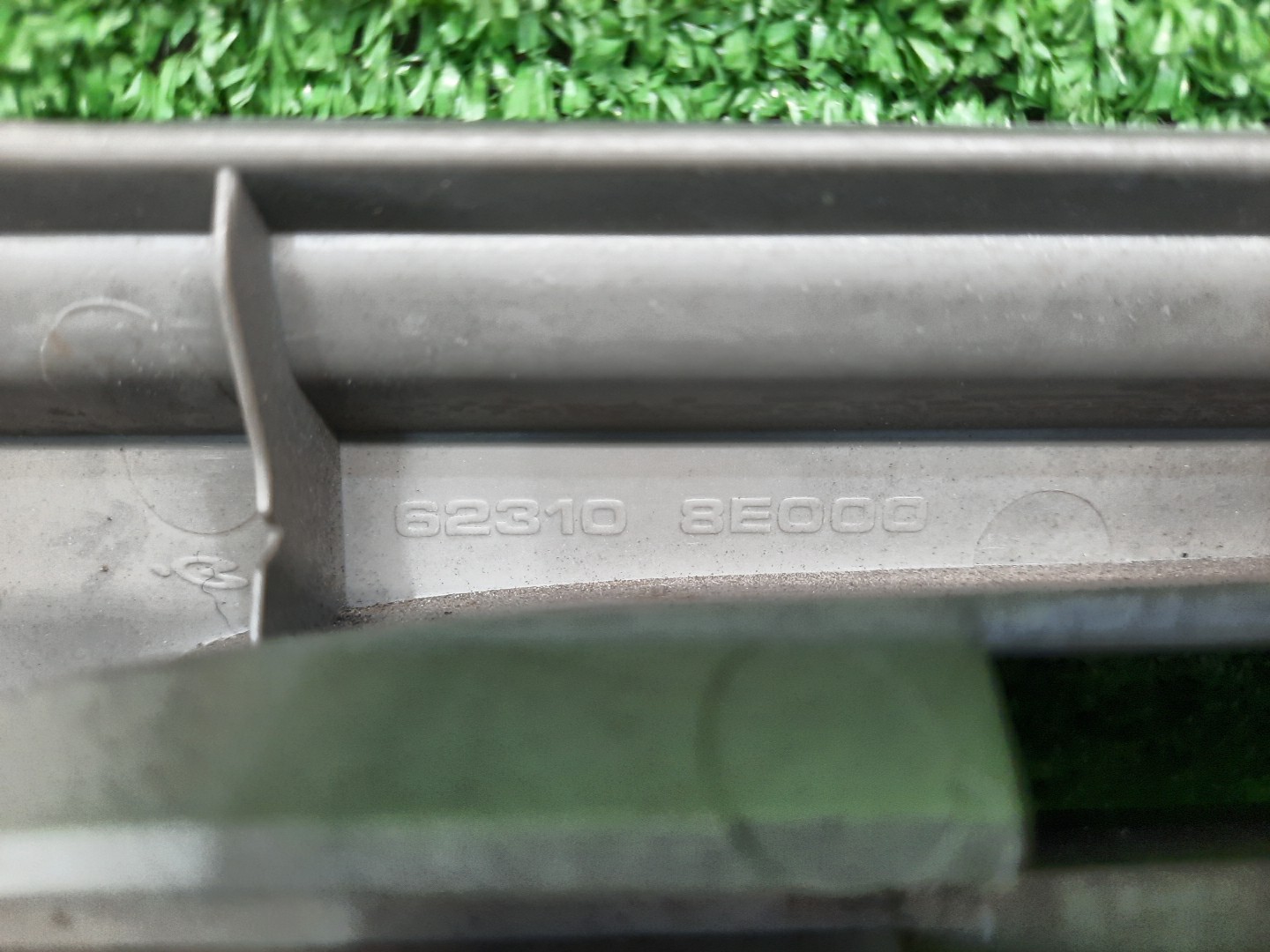 Решетка радиатора NISSAN BLUEBIRD SU14, QU14, ENU14, HU14, HNU14, EU14 62310-8E000 5 ракурс
