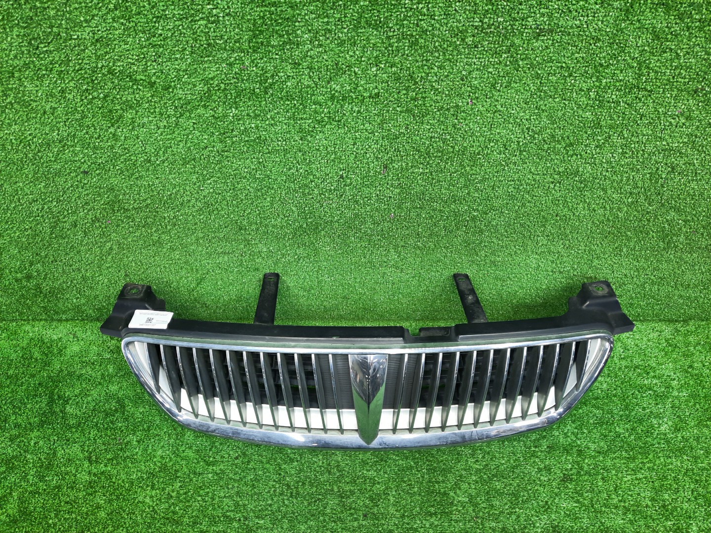 Решетка радиатора NISSAN BLUEBIRD SYLPHY G10, QG10, FG10, TG10, QNG10 62310-8M400 2 ракурс