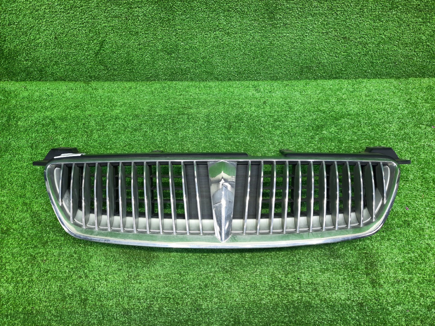 Решетка радиатора NISSAN BLUEBIRD SYLPHY G10, QG10, FG10, TG10, QNG10 62310-8M400 3 ракурс
