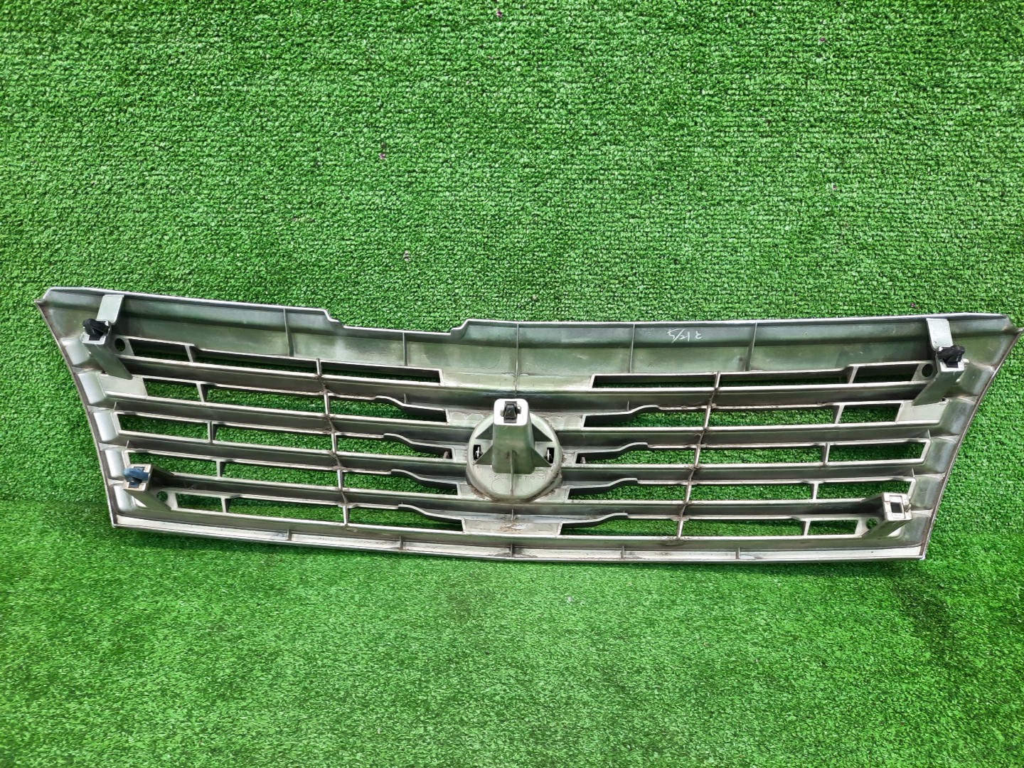 Решетка радиатора NISSAN LIBERTY RM12 62310-WF700 3 ракурс
