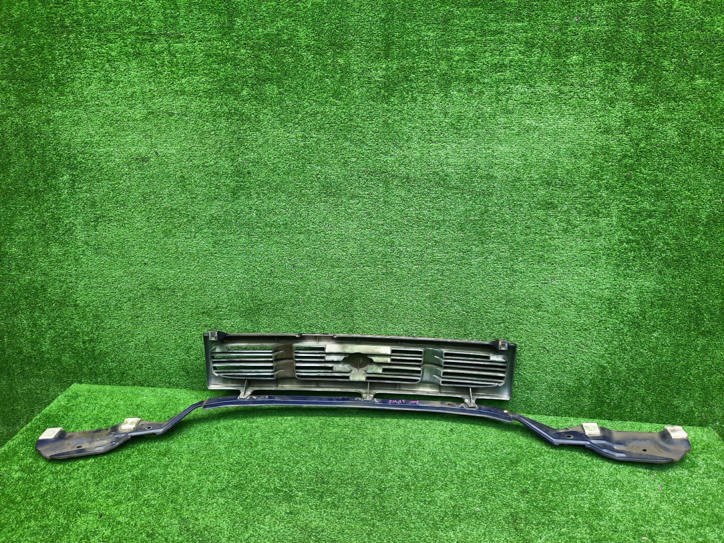 Решетка радиатора NISSAN PRAIRIE JOY PM11 62310-50R00 4 ракурс