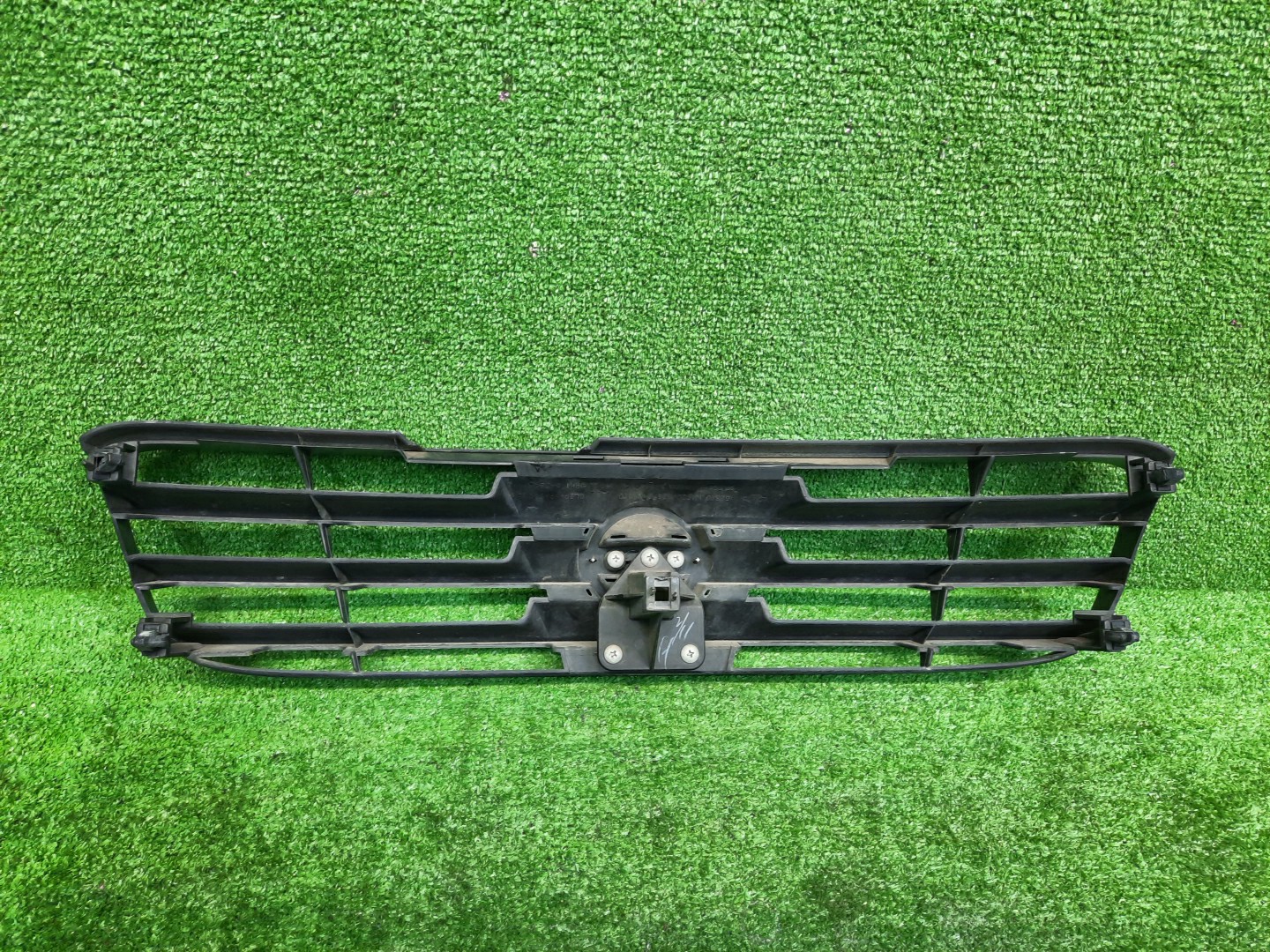 Решетка радиатора NISSAN AVENIR, EXPERT W11, PNW11, PW11, RW11, VW11, VNW11 62310-WA900 2 ракурс