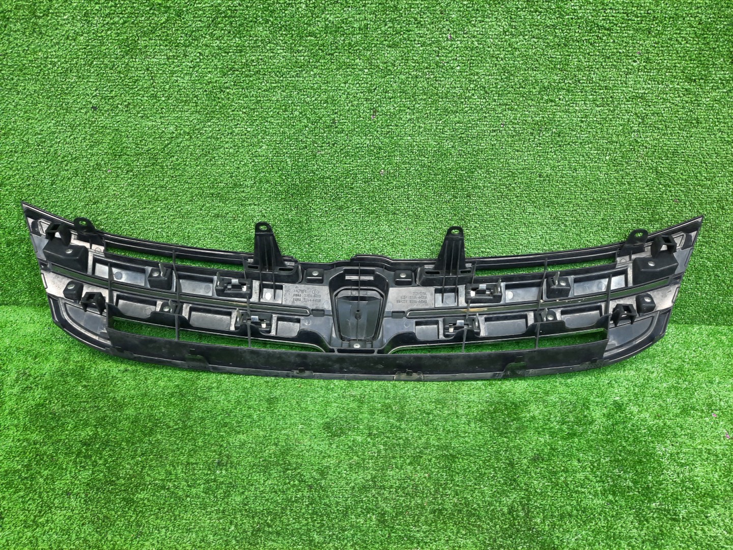 Решетка радиатора TOYOTA ISIS ZNM10, ZNM10W, ANM10, ANM10W, ANM15, ANM15W, ZGM10, ZGM10W, ZGM11, ZGM11W, ZGM15, ZGM15W, ANM10G, ZGM10G, ANM15G, ZNM10G, ZGM11G, ZGM15G 53101-44340 2 ракурс