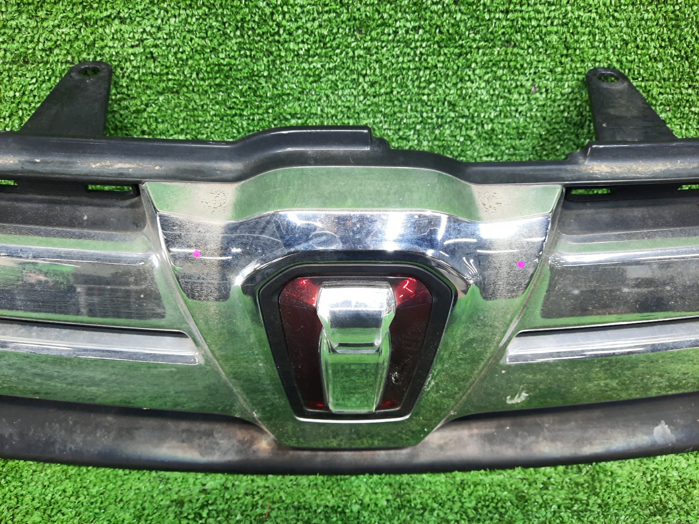 Решетка радиатора TOYOTA ISIS ZNM10, ZNM10W, ANM10, ANM10W, ANM15, ANM15W, ZGM10, ZGM10W, ZGM11, ZGM11W, ZGM15, ZGM15W, ANM10G, ZGM10G, ANM15G, ZNM10G, ZGM11G, ZGM15G 53101-44340 3 ракурс