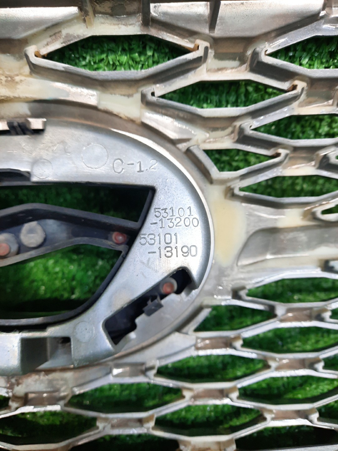 Решетка радиатора TOYOTA COROLLA FIELDER NZE141G 53101-13200 3 ракурс