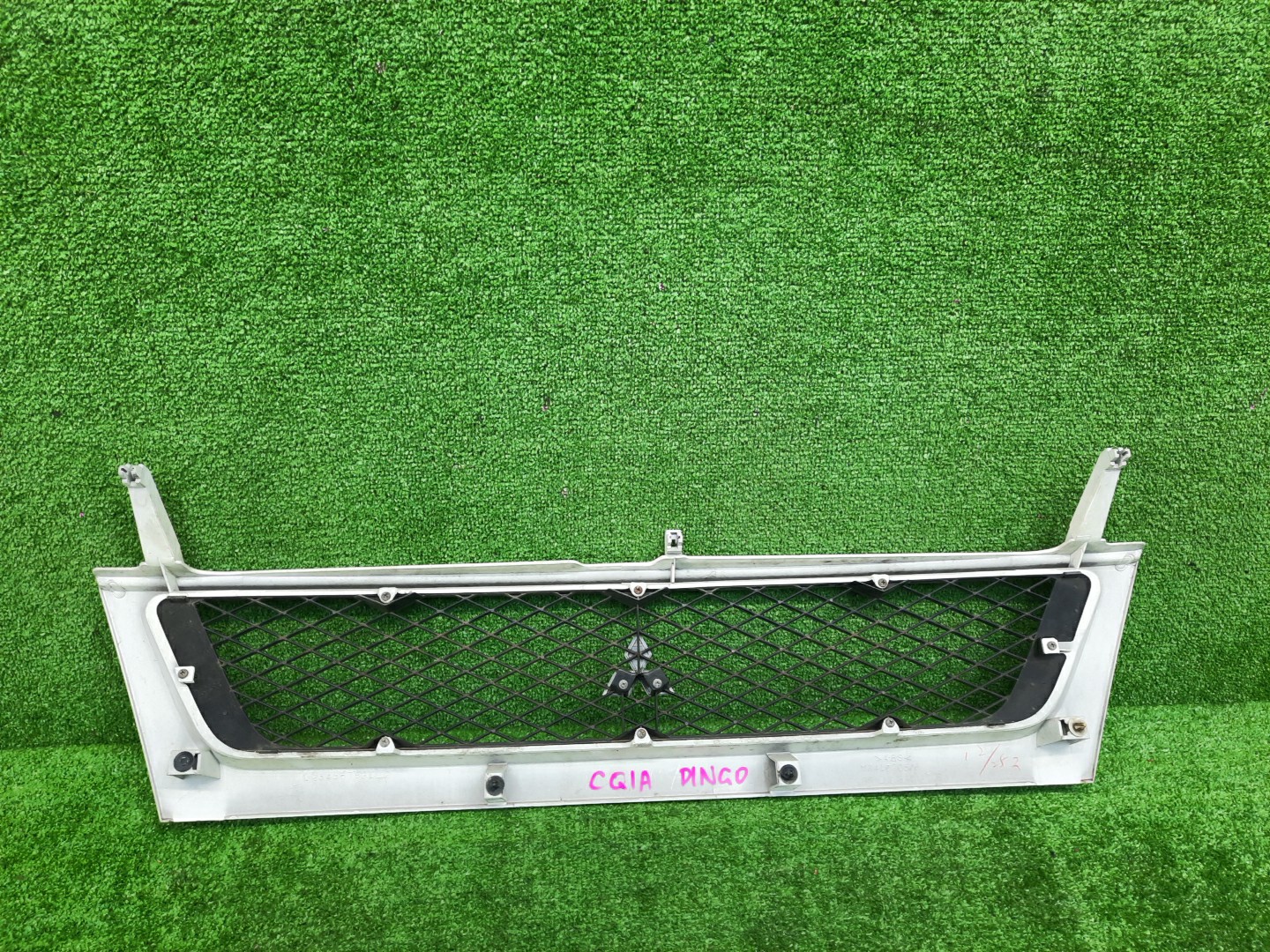 Решетка радиатора MITSUBISHI MIRAGE DINGO CQ2A MR416205 2 ракурс