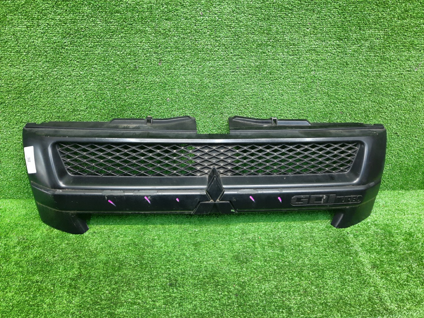 Решетка радиатора MITSUBISHI PAJERO IO H76W, H66W, H67W, H77W MR511596 1 ракурс Решетка радиатора MITSUBISHI PAJERO IO H76W, H66W, H67W, H77W MR511596 1 ракурс