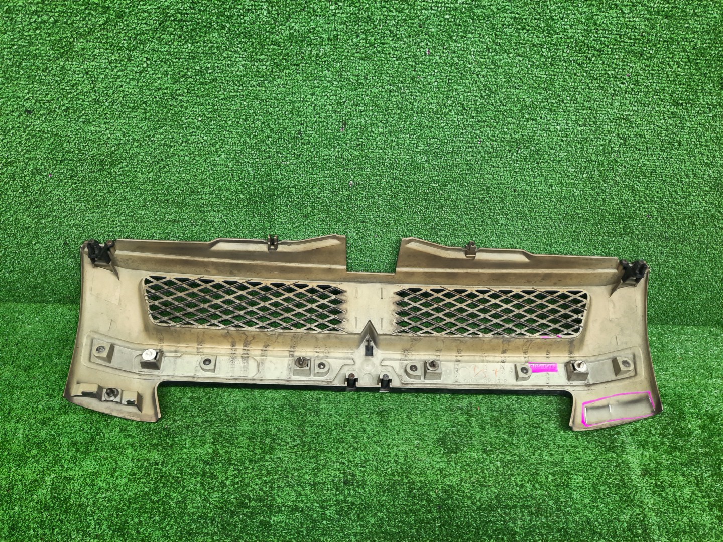 Решетка радиатора MITSUBISHI PAJERO IO H76W, H66W, H67W, H77W MR511596 4 ракурс Решетка радиатора MITSUBISHI PAJERO IO H76W, H66W, H67W, H77W MR511596 4 ракурс