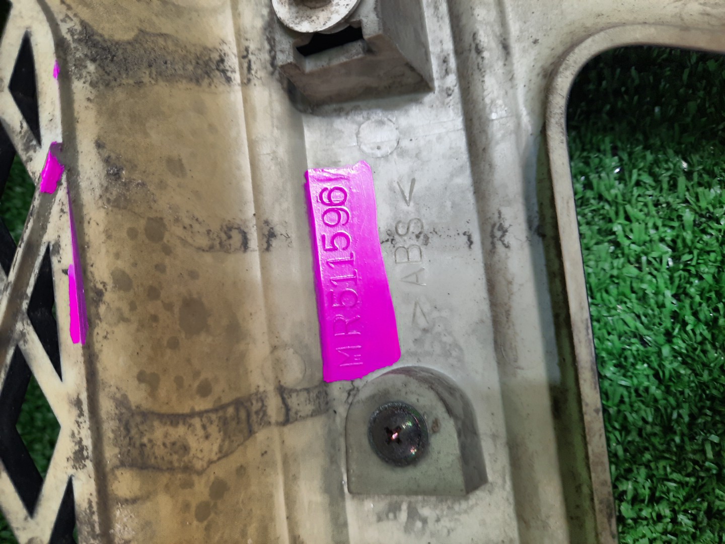 Решетка радиатора MITSUBISHI PAJERO IO H76W, H66W, H67W, H77W MR511596 5 ракурс Решетка радиатора MITSUBISHI PAJERO IO H76W, H66W, H67W, H77W MR511596 5 ракурс