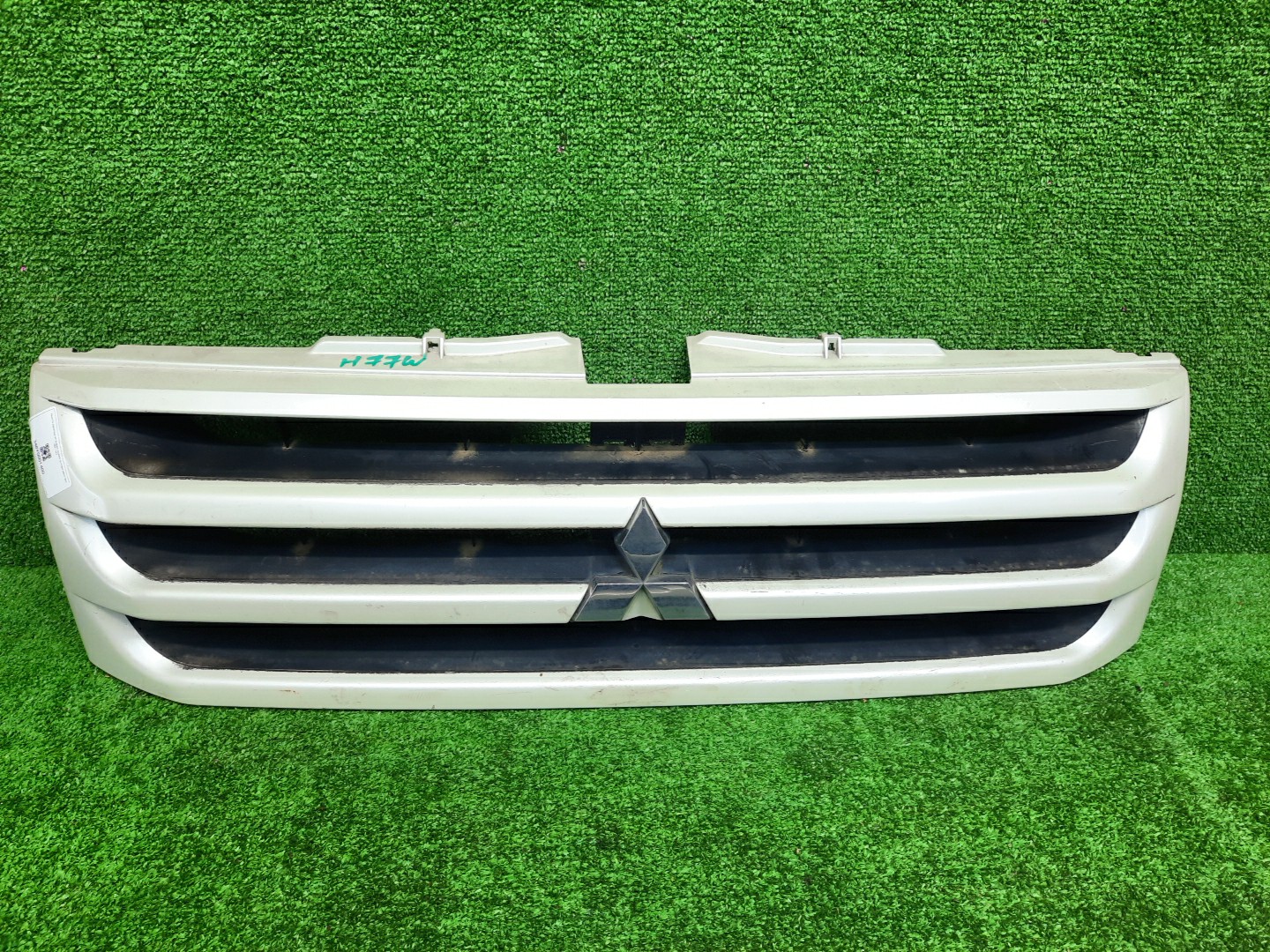Решетка радиатора MITSUBISHI PAJERO IO H76W, H66W, H67W, H77W MR511943 1 ракурс Решетка радиатора MITSUBISHI PAJERO IO H76W, H66W, H67W, H77W MR511943 1 ракурс
