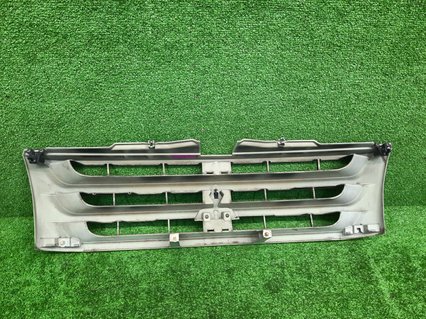 Решетка радиатора MITSUBISHI PAJERO IO H76W, H66W, H67W, H77W MR511943 2 ракурс Решетка радиатора MITSUBISHI PAJERO IO H76W, H66W, H67W, H77W MR511943 2 ракурс