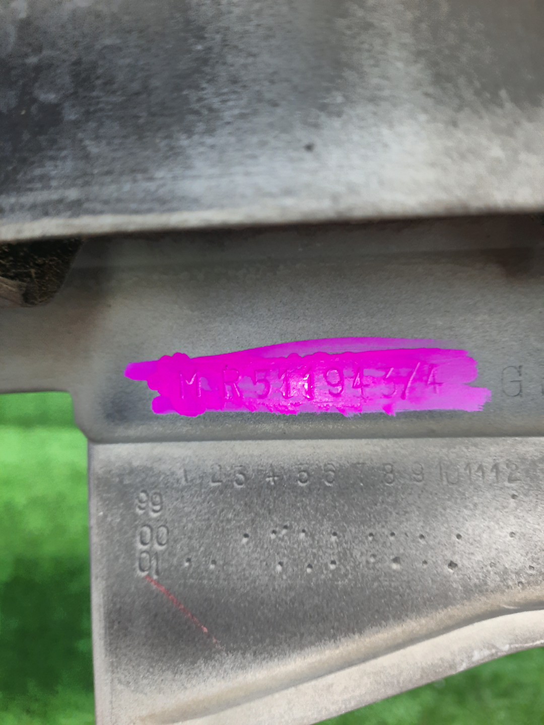 Решетка радиатора MITSUBISHI PAJERO IO H76W, H66W, H67W, H77W MR511943 3 ракурс