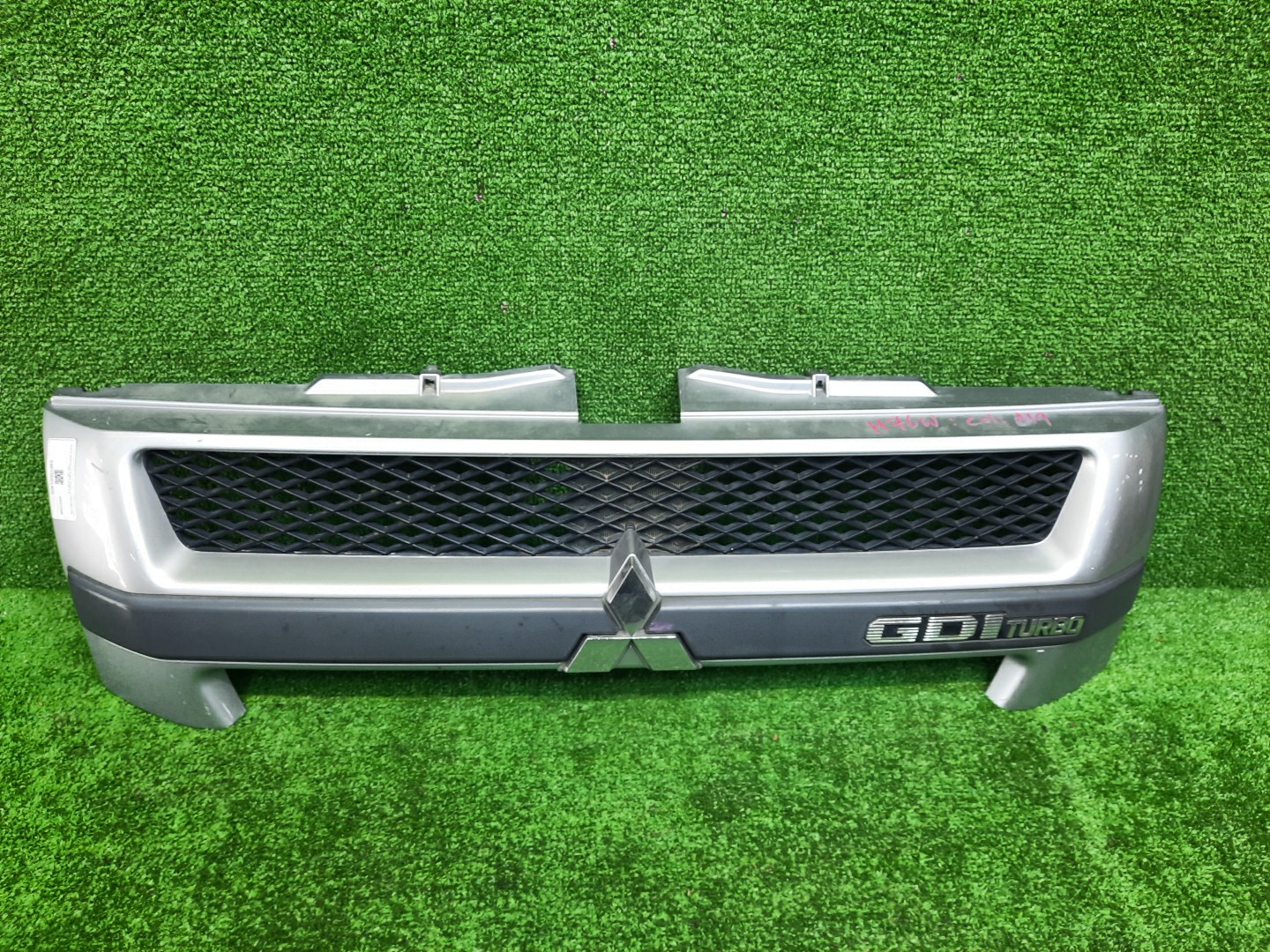 Решетка радиатора MITSUBISHI PAJERO IO H76W, H66W, H67W, H77W MR511596 1 ракурс Решетка радиатора MITSUBISHI PAJERO IO H76W, H66W, H67W, H77W MR511596 1 ракурс