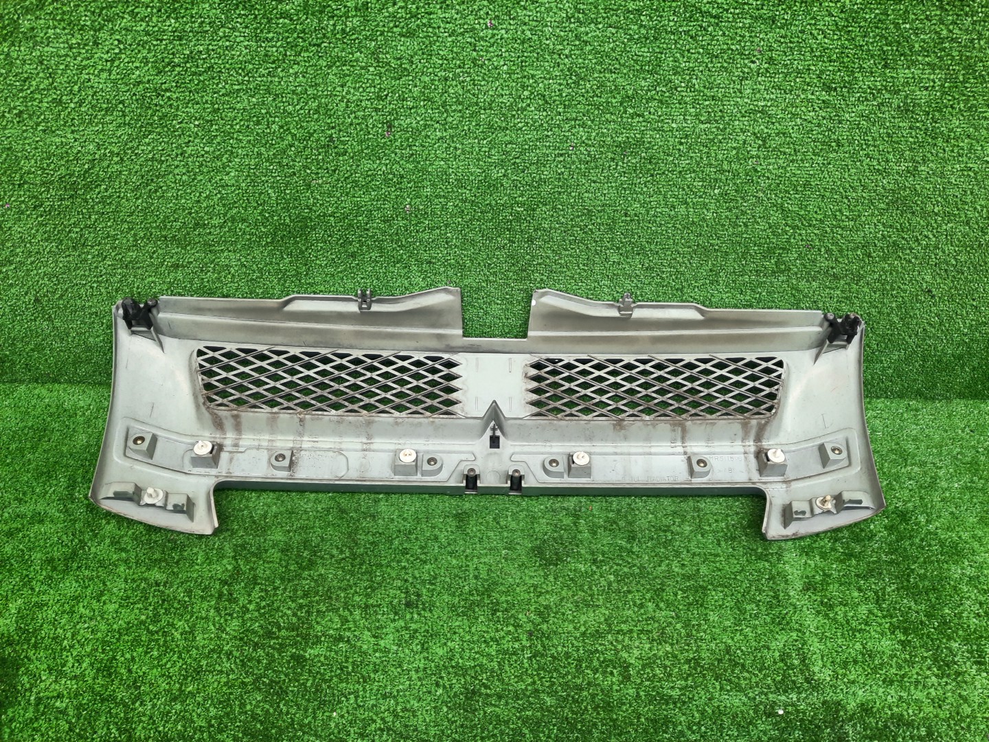 Решетка радиатора MITSUBISHI PAJERO IO H76W, H66W, H67W, H77W MR511596 2 ракурс Решетка радиатора MITSUBISHI PAJERO IO H76W, H66W, H67W, H77W MR511596 2 ракурс