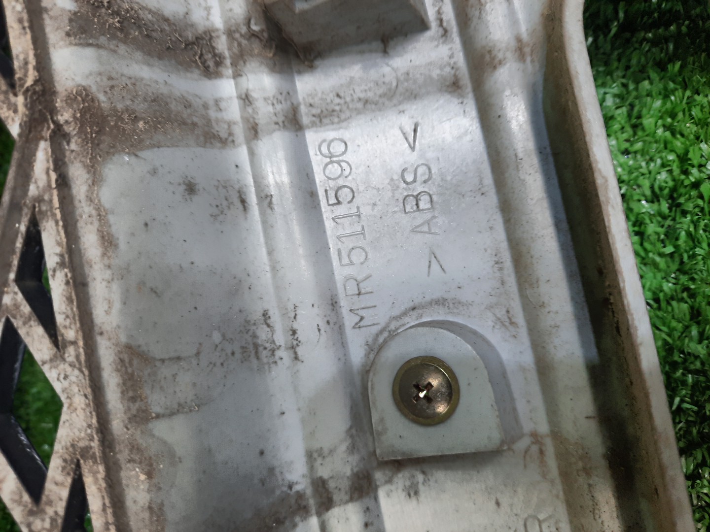 Решетка радиатора MITSUBISHI PAJERO IO H76W, H66W, H67W, H77W MR511596 3 ракурс