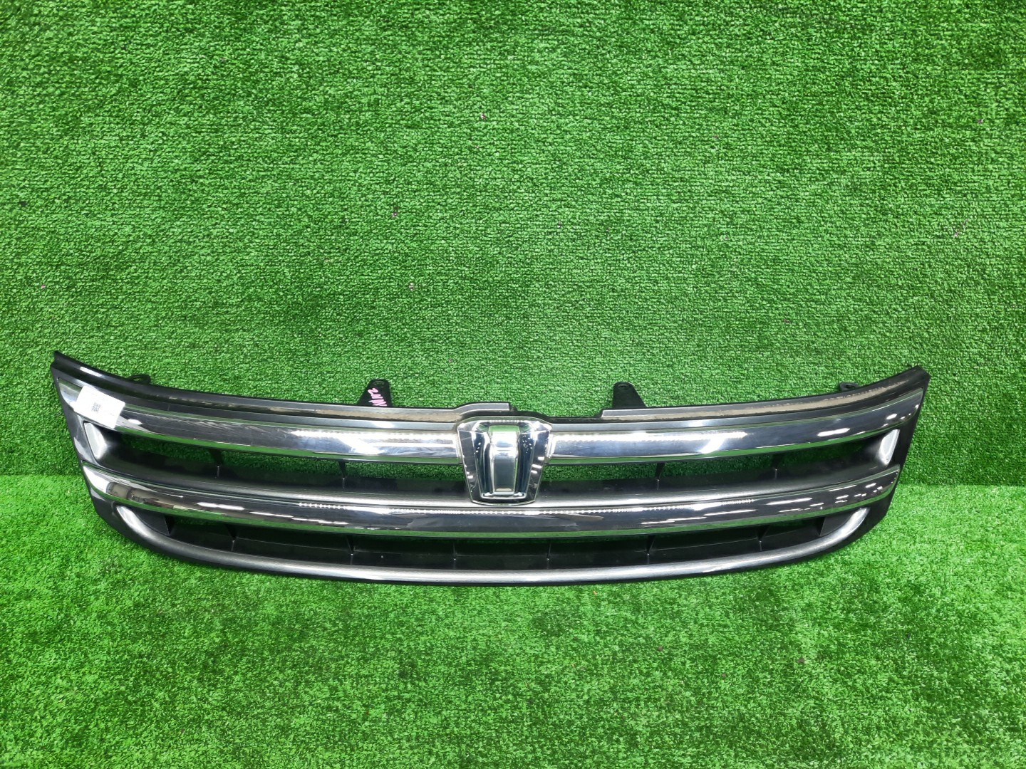 Решетка радиатора TOYOTA ISIS ZNM10, ZNM10W, ANM10, ANM10W, ANM15, ANM15W, ZGM10, ZGM10W, ZGM11, ZGM11W, ZGM15, ZGM15W, ANM10G, ZGM10G, ANM15G, ZNM10G, ZGM11G, ZGM15G 53101-44300 1 ракурс