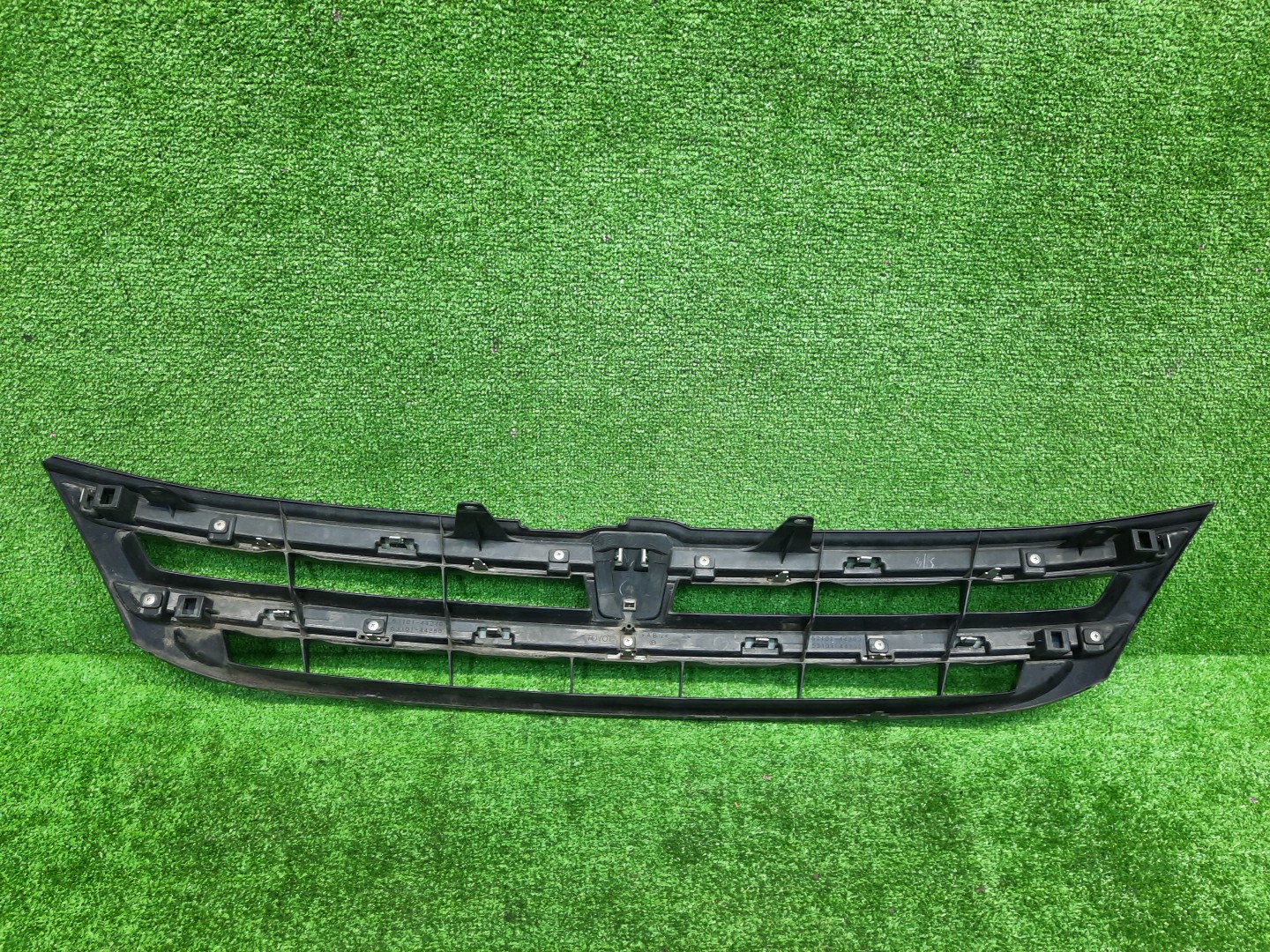 Решетка радиатора TOYOTA ISIS ZNM10, ZNM10W, ANM10, ANM10W, ANM15, ANM15W, ZGM10, ZGM10W, ZGM11, ZGM11W, ZGM15, ZGM15W, ANM10G, ZGM10G, ANM15G, ZNM10G, ZGM11G, ZGM15G 53101-44300 2 ракурс
