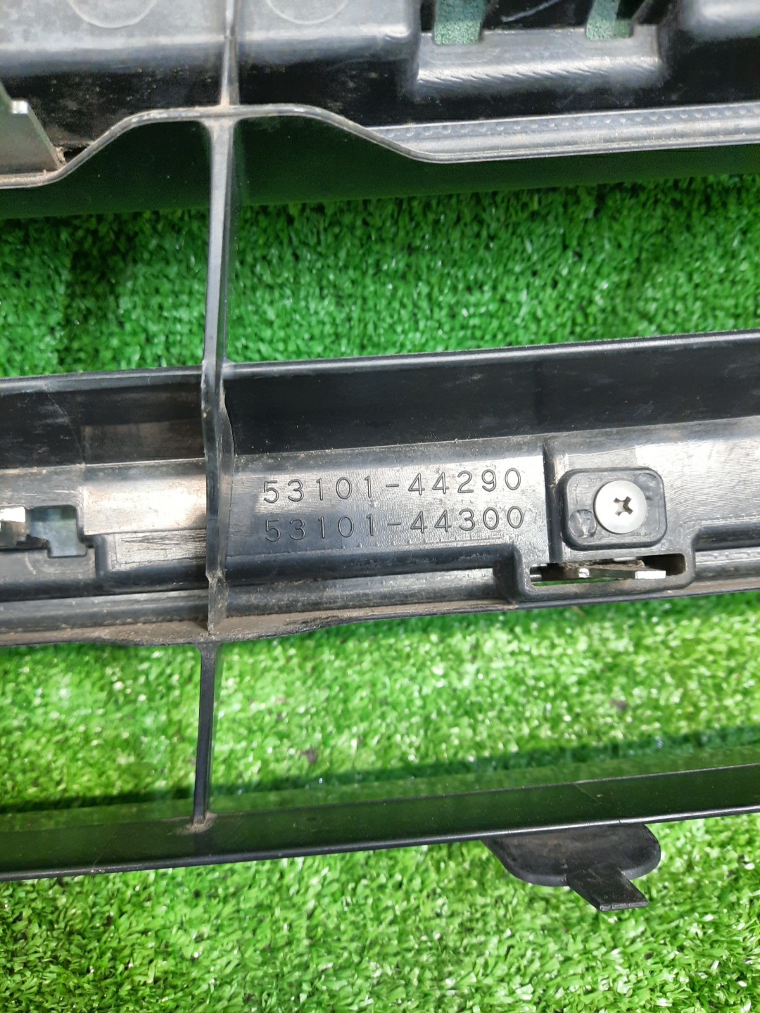Решетка радиатора TOYOTA ISIS ZNM10, ZNM10W, ANM10, ANM10W, ANM15, ANM15W, ZGM10, ZGM10W, ZGM11, ZGM11W, ZGM15, ZGM15W, ANM10G, ZGM10G, ANM15G, ZNM10G, ZGM11G, ZGM15G 53101-44300 3 ракурс