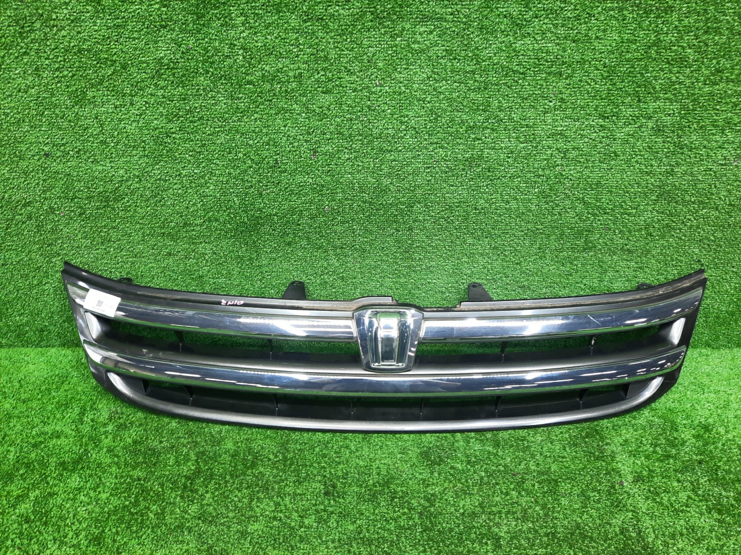 Решетка радиатора TOYOTA ISIS ZNM10, ZNM10W, ANM10, ANM10W, ANM15, ANM15W, ZGM10, ZGM10W, ZGM11, ZGM11W, ZGM15, ZGM15W, ANM10G, ZGM10G, ANM15G, ZNM10G, ZGM11G, ZGM15G 53101-44300 1 ракурс