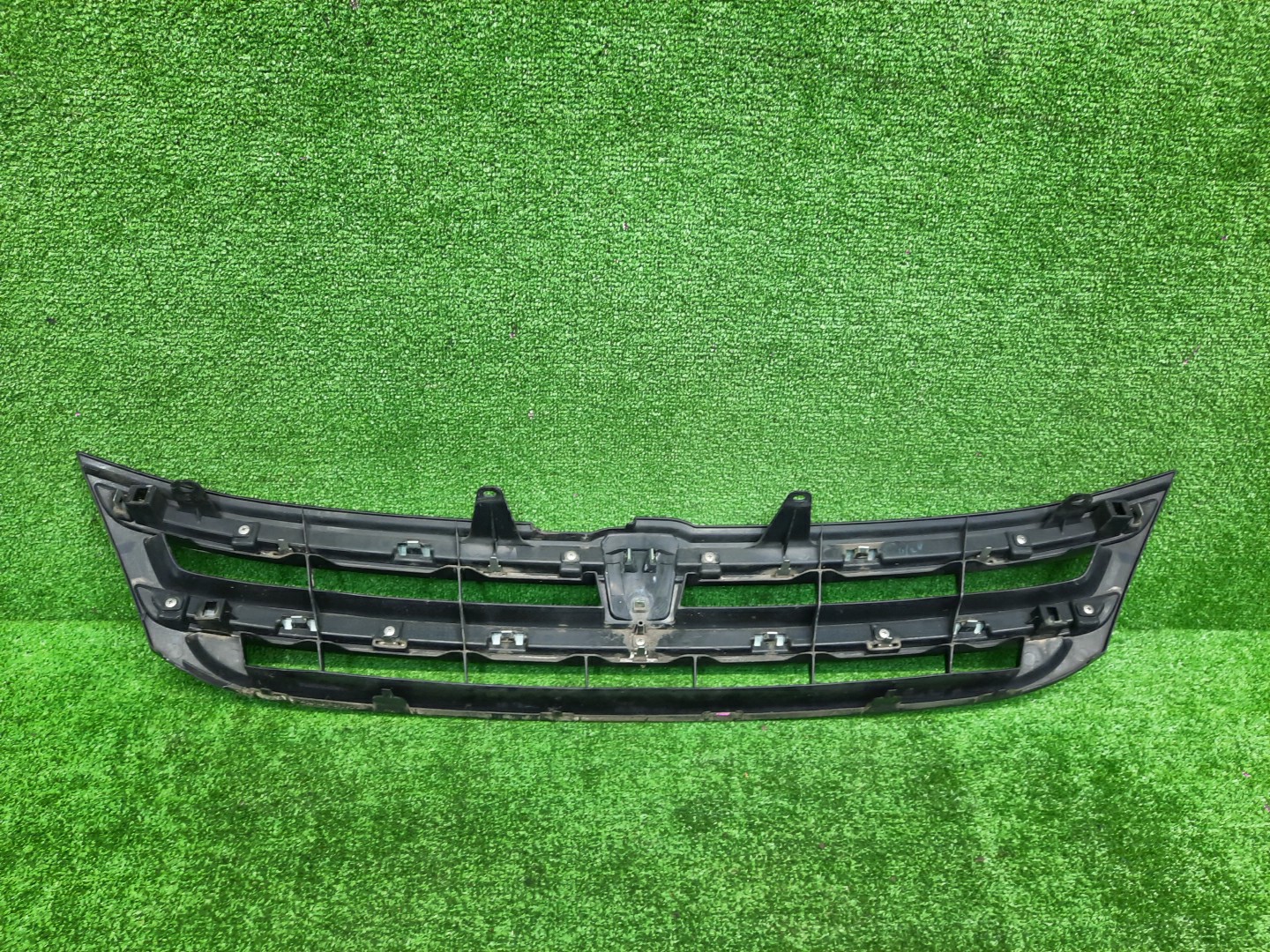 Решетка радиатора TOYOTA ISIS ZNM10, ZNM10W, ANM10, ANM10W, ANM15, ANM15W, ZGM10, ZGM10W, ZGM11, ZGM11W, ZGM15, ZGM15W, ANM10G, ZGM10G, ANM15G, ZNM10G, ZGM11G, ZGM15G 53101-44300 2 ракурс