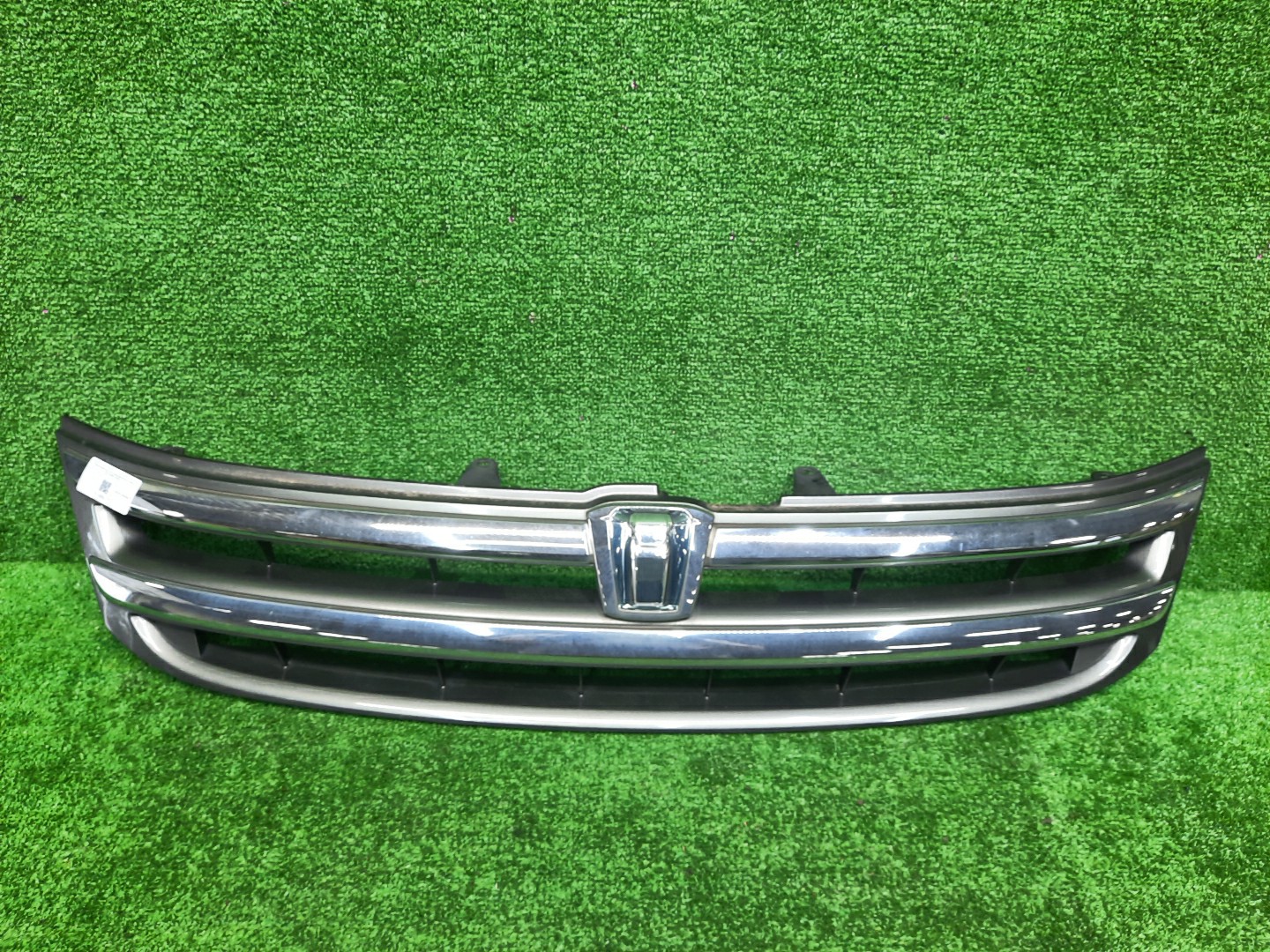 Решетка радиатора TOYOTA ISIS ZNM10, ZNM10W, ANM10, ANM10W, ANM15, ANM15W, ZGM10, ZGM10W, ZGM11, ZGM11W, ZGM15, ZGM15W, ANM10G, ZGM10G, ANM15G, ZNM10G, ZGM11G, ZGM15G 53101-44300 1 ракурс