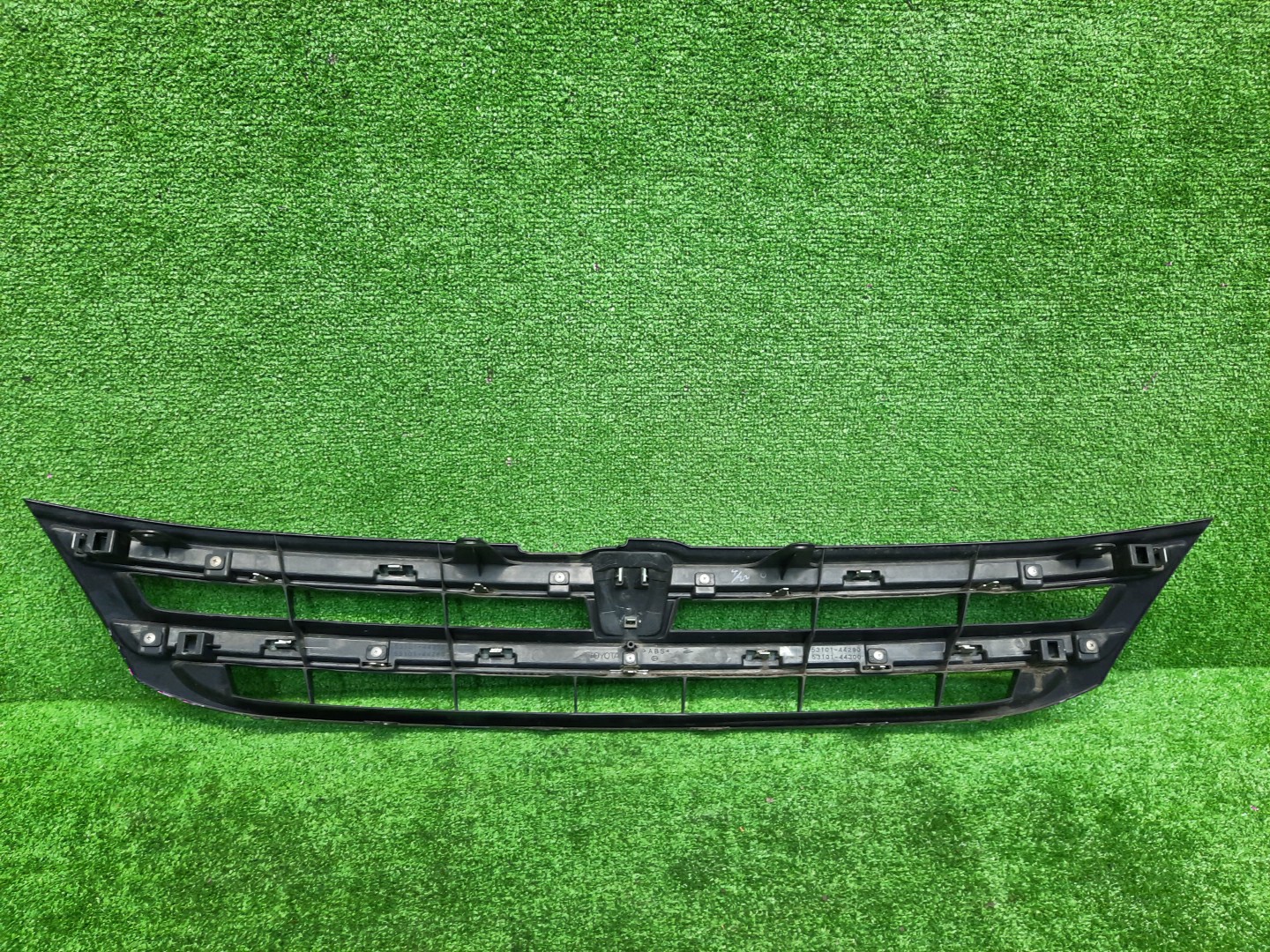 Решетка радиатора TOYOTA ISIS ZNM10, ZNM10W, ANM10, ANM10W, ANM15, ANM15W, ZGM10, ZGM10W, ZGM11, ZGM11W, ZGM15, ZGM15W, ANM10G, ZGM10G, ANM15G, ZNM10G, ZGM11G, ZGM15G 53101-44300 2 ракурс