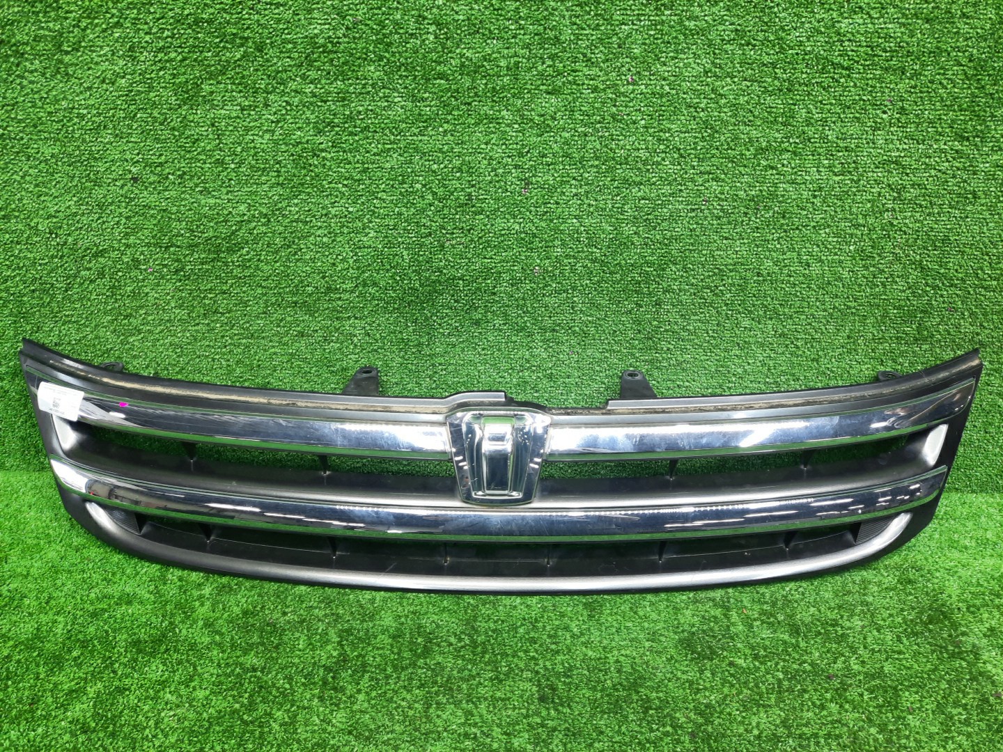 Решетка радиатора TOYOTA ISIS ZNM10, ZNM10W, ANM10, ANM10W, ANM15, ANM15W, ZGM10, ZGM10W, ZGM11, ZGM11W, ZGM15, ZGM15W, ANM10G, ZGM10G, ANM15G, ZNM10G, ZGM11G, ZGM15G 53101-44300 1 ракурс