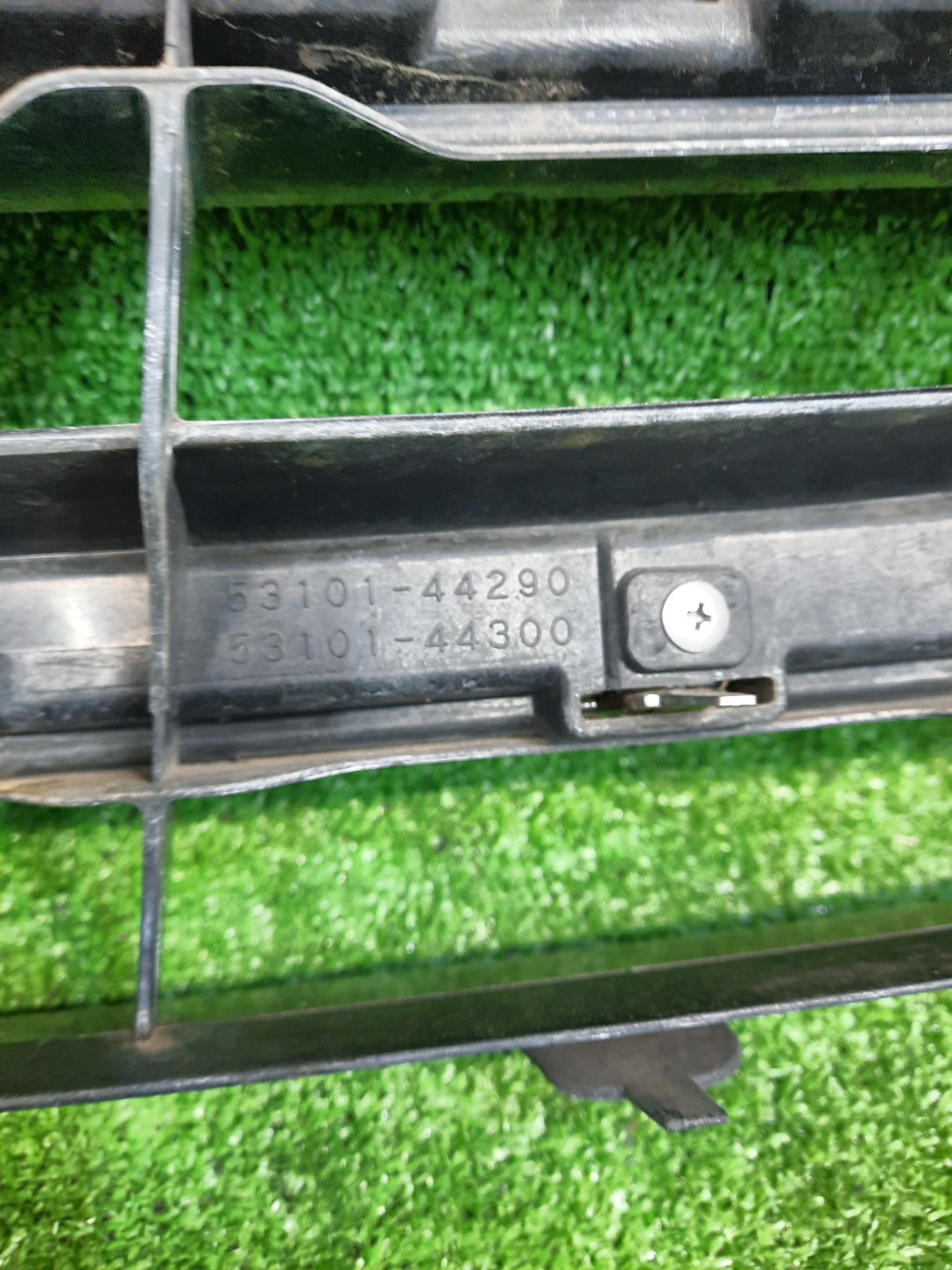 Решетка радиатора TOYOTA ISIS ZNM10, ZNM10W, ANM10, ANM10W, ANM15, ANM15W, ZGM10, ZGM10W, ZGM11, ZGM11W, ZGM15, ZGM15W, ANM10G, ZGM10G, ANM15G, ZNM10G, ZGM11G, ZGM15G 53101-44300 3 ракурс