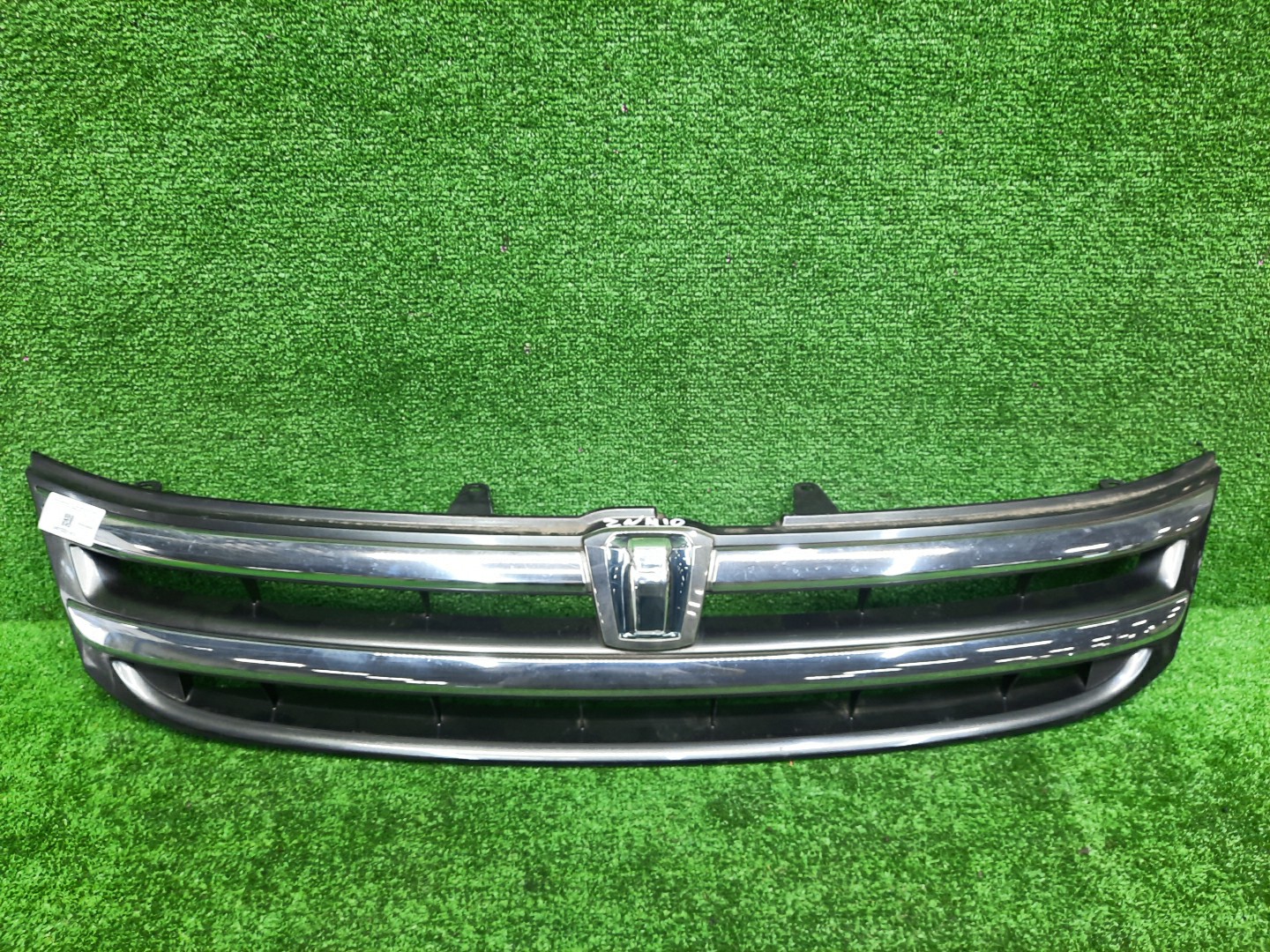 Решетка радиатора TOYOTA ISIS ZNM10, ZNM10W, ANM10, ANM10W, ANM15, ANM15W, ZGM10, ZGM10W, ZGM11, ZGM11W, ZGM15, ZGM15W, ANM10G, ZGM10G, ANM15G, ZNM10G, ZGM11G, ZGM15G 53101-44300 1 ракурс