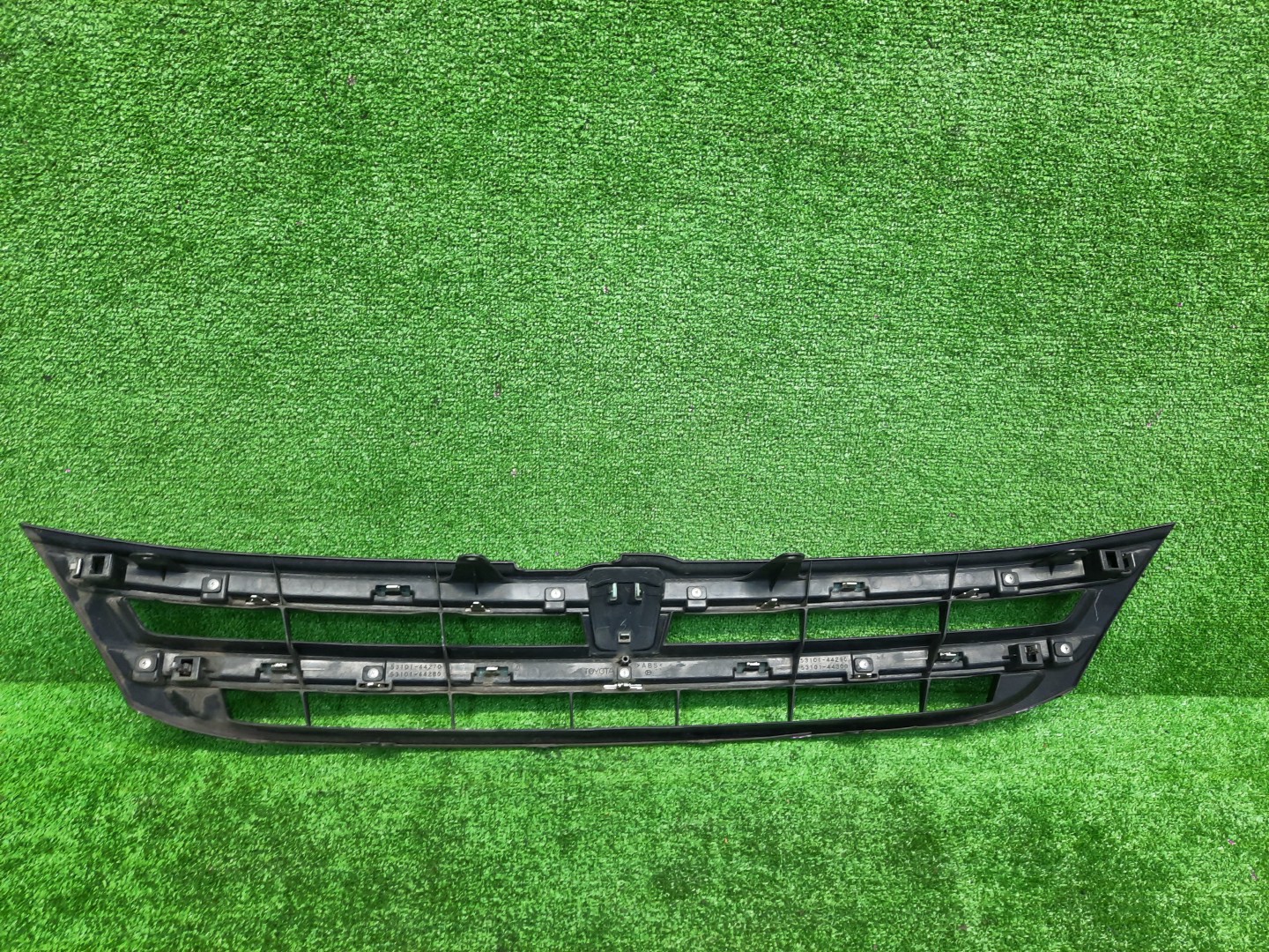 Решетка радиатора TOYOTA ISIS ZNM10, ZNM10W, ANM10, ANM10W, ANM15, ANM15W, ZGM10, ZGM10W, ZGM11, ZGM11W, ZGM15, ZGM15W, ANM10G, ZGM10G, ANM15G, ZNM10G, ZGM11G, ZGM15G 53101-44300 2 ракурс
