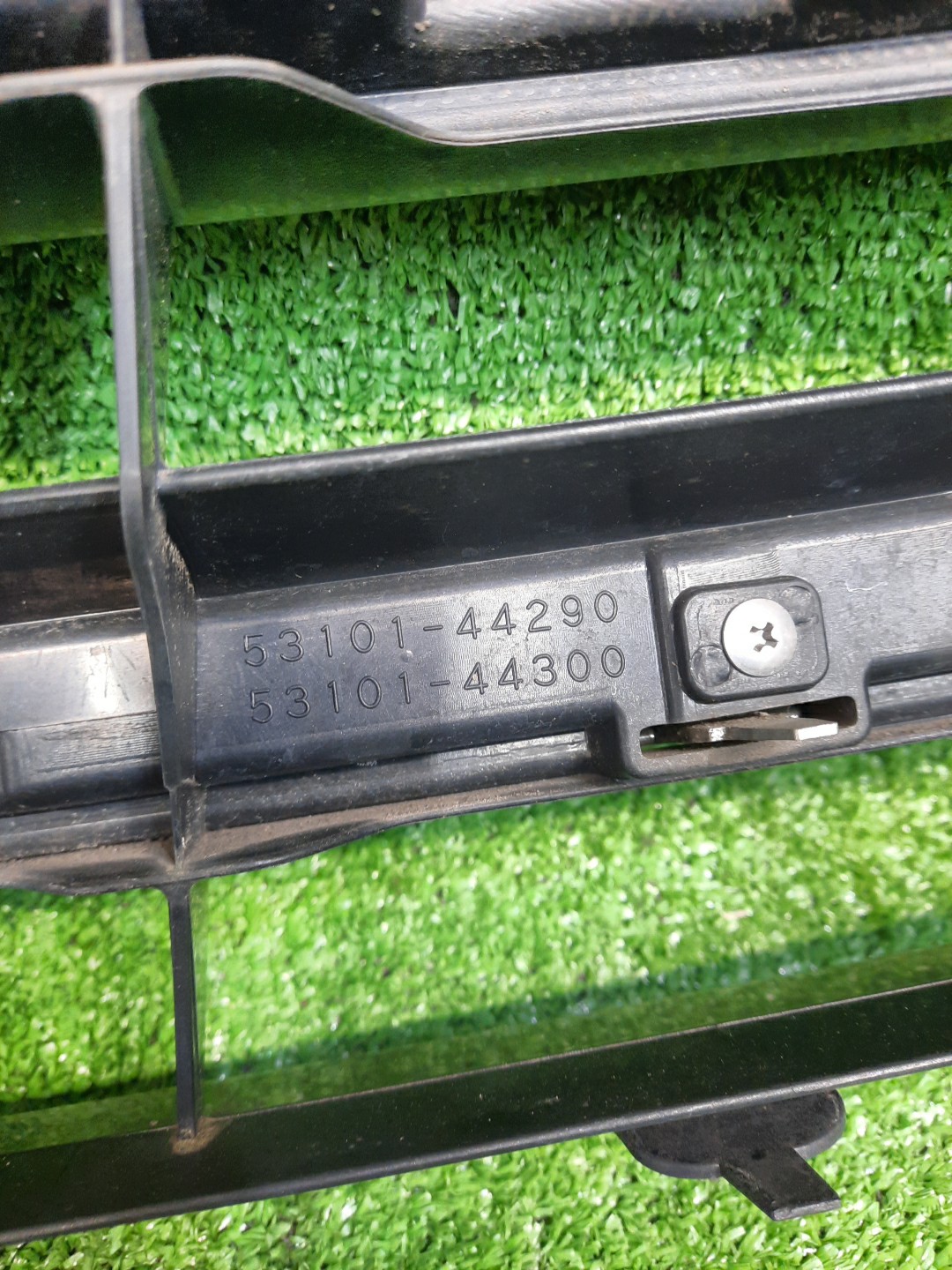 Решетка радиатора TOYOTA ISIS ZNM10, ZNM10W, ANM10, ANM10W, ANM15, ANM15W, ZGM10, ZGM10W, ZGM11, ZGM11W, ZGM15, ZGM15W, ANM10G, ZGM10G, ANM15G, ZNM10G, ZGM11G, ZGM15G 53101-44300 3 ракурс