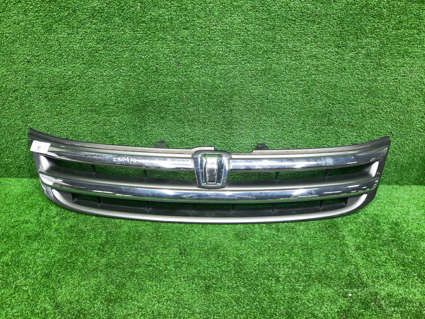 Решетка радиатора TOYOTA ISIS ZNM10, ZNM10W, ANM10, ANM10W, ANM15, ANM15W, ZGM10, ZGM10W, ZGM11, ZGM11W, ZGM15, ZGM15W, ANM10G, ZGM10G, ANM15G, ZNM10G, ZGM11G, ZGM15G 53101-44300 1 ракурс