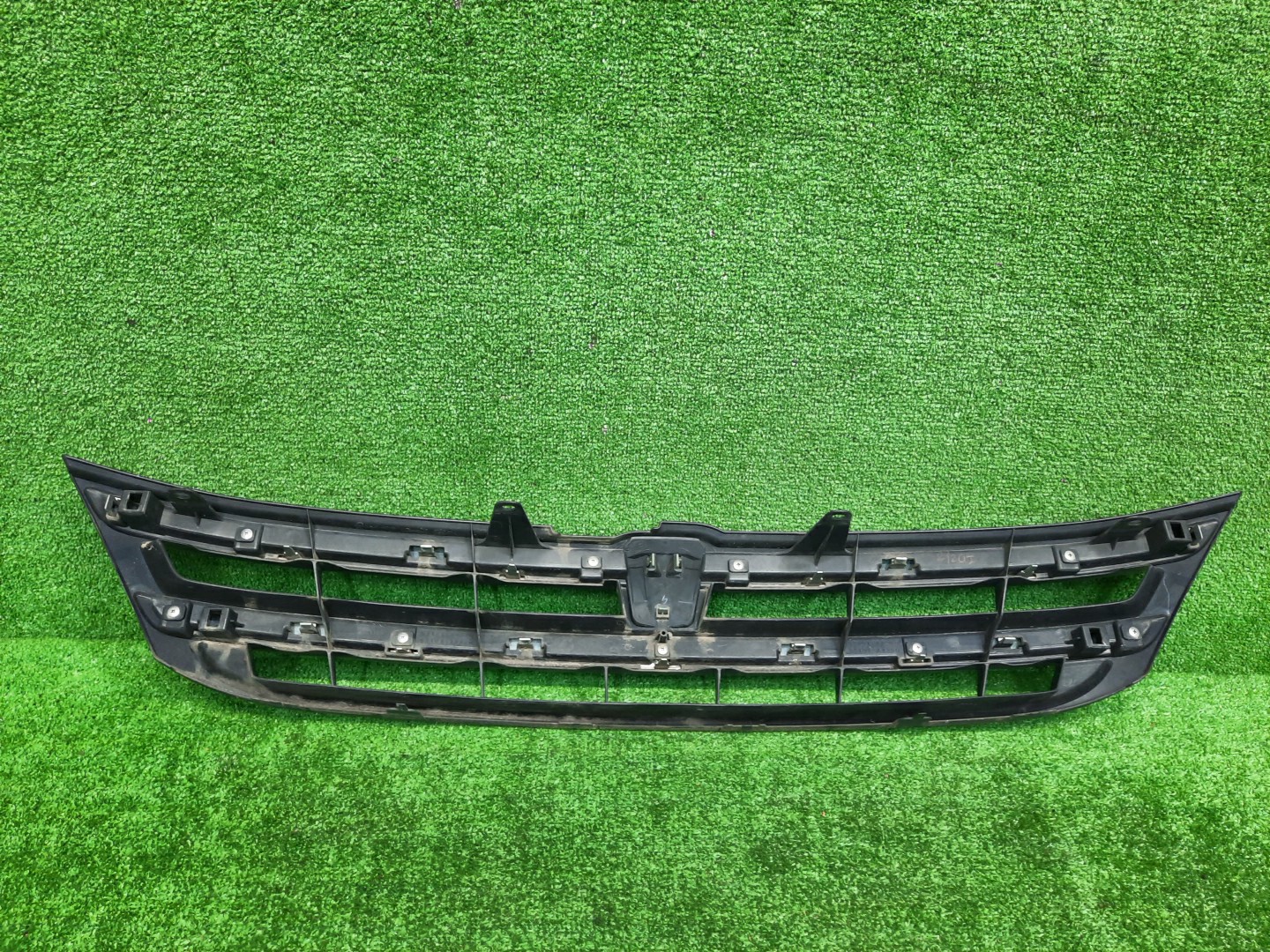 Решетка радиатора TOYOTA ISIS ZNM10, ZNM10W, ANM10, ANM10W, ANM15, ANM15W, ZGM10, ZGM10W, ZGM11, ZGM11W, ZGM15, ZGM15W, ANM10G, ZGM10G, ANM15G, ZNM10G, ZGM11G, ZGM15G 53101-44300 2 ракурс