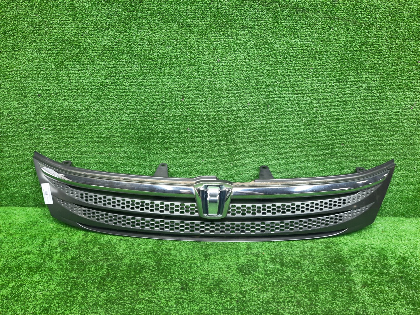 Решетка радиатора TOYOTA ISIS ZNM10, ZNM10W, ANM10, ANM10W, ANM15, ANM15W, ZGM10, ZGM10W, ZGM11, ZGM11W, ZGM15, ZGM15W, ANM10G, ZGM10G, ANM15G, ZNM10G, ZGM11G, ZGM15G 53101-44180 1 ракурс