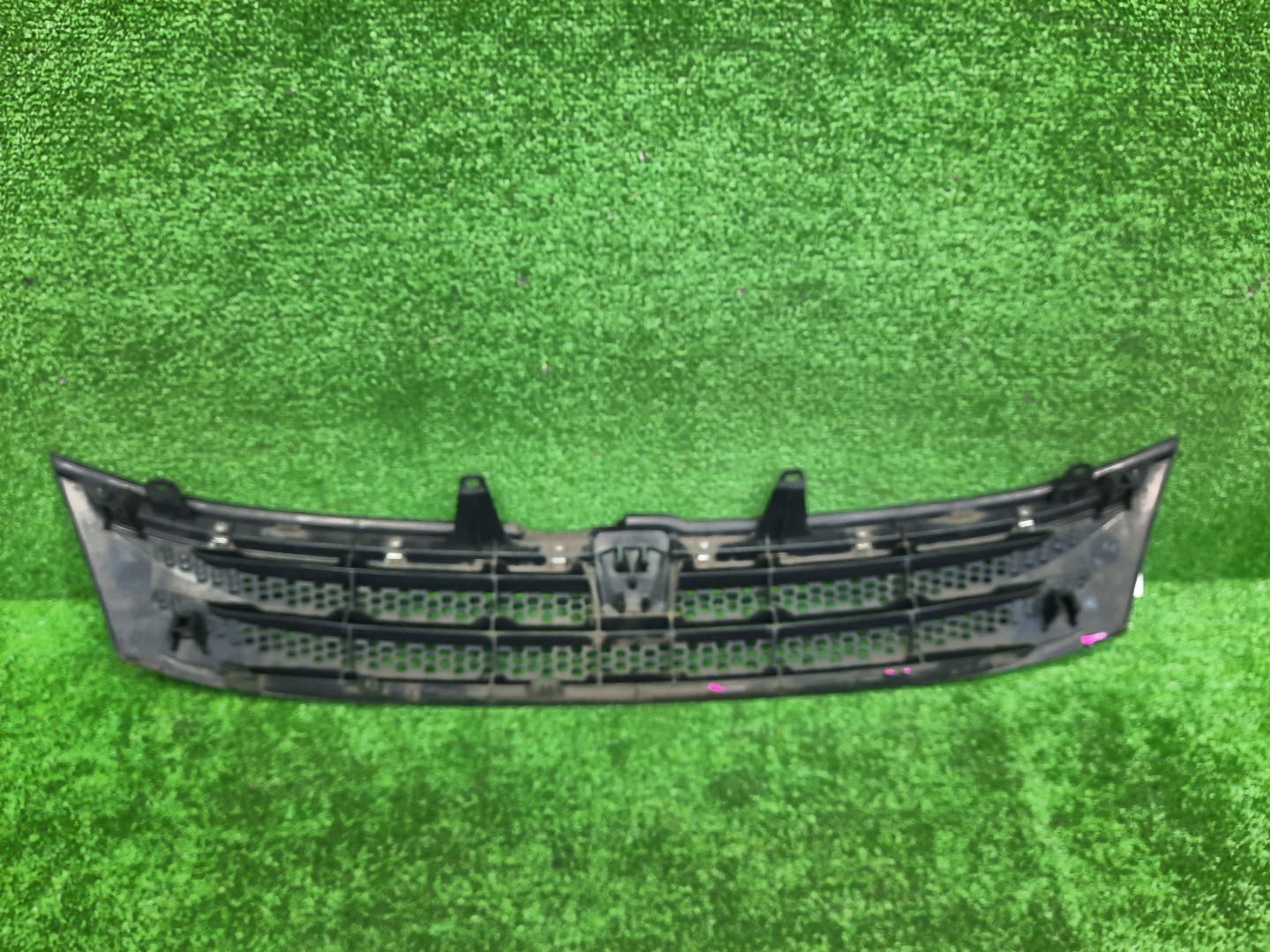 Решетка радиатора TOYOTA ISIS ZNM10, ZNM10W, ANM10, ANM10W, ANM15, ANM15W, ZGM10, ZGM10W, ZGM11, ZGM11W, ZGM15, ZGM15W, ANM10G, ZGM10G, ANM15G, ZNM10G, ZGM11G, ZGM15G 53101-44180 2 ракурс