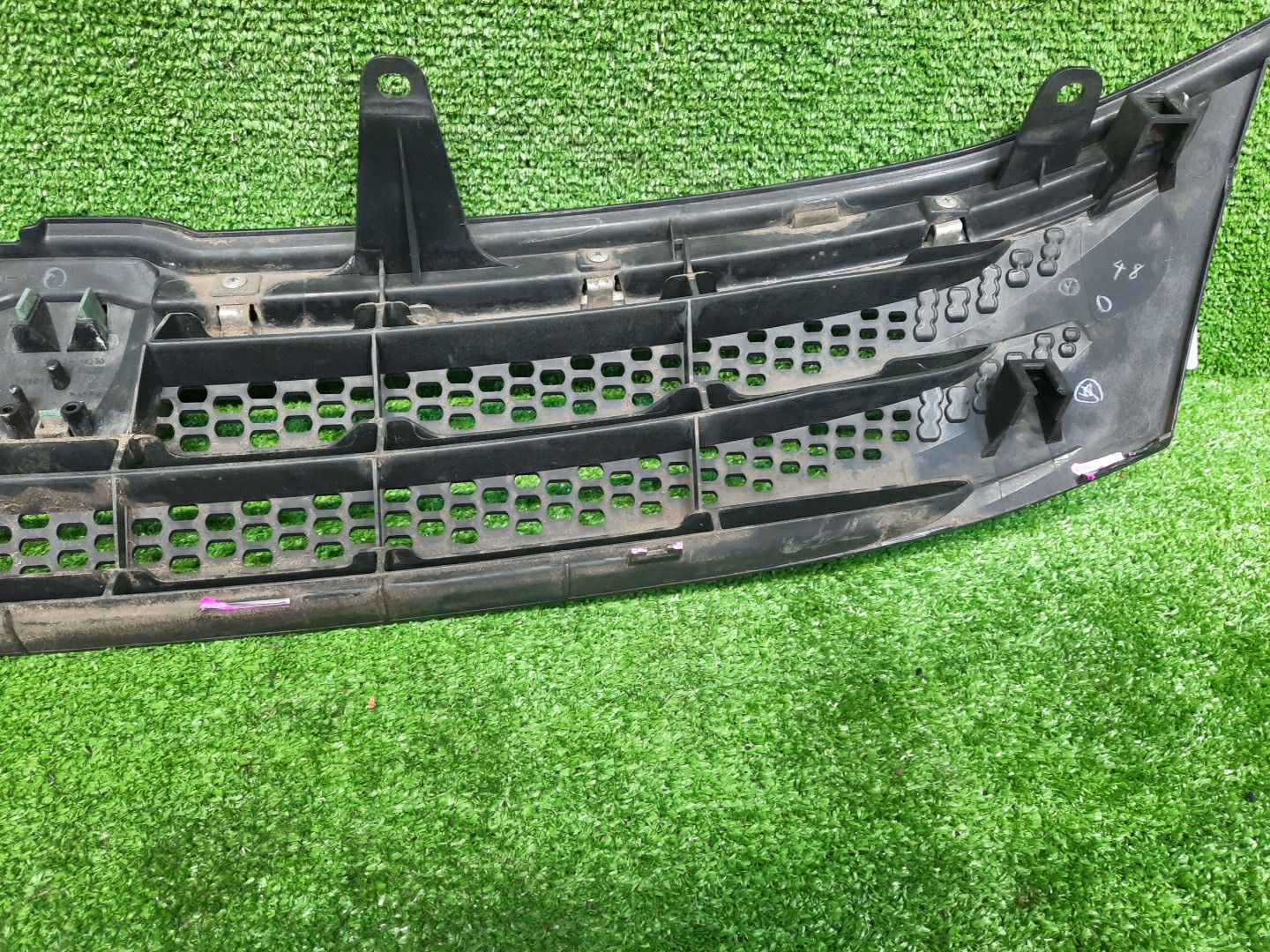 Решетка радиатора TOYOTA ISIS ZNM10, ZNM10W, ANM10, ANM10W, ANM15, ANM15W, ZGM10, ZGM10W, ZGM11, ZGM11W, ZGM15, ZGM15W, ANM10G, ZGM10G, ANM15G, ZNM10G, ZGM11G, ZGM15G 53101-44180 3 ракурс