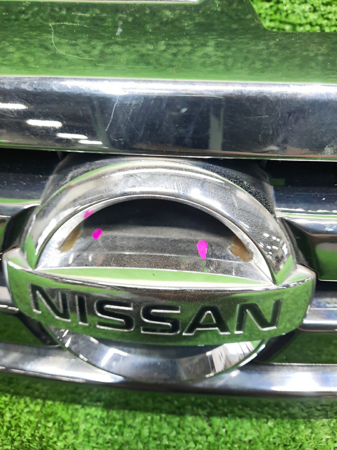 Решетка радиатора NISSAN SKYLINE V35 62070-AL500 3 ракурс