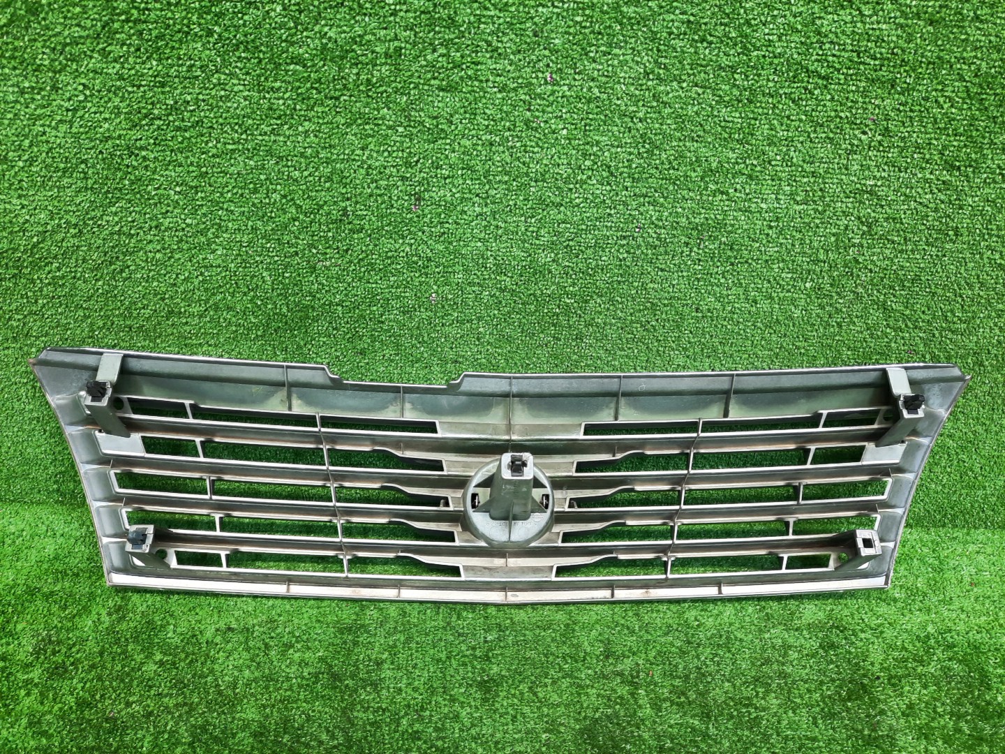 Решетка радиатора NISSAN LIBERTY RM12 62310-WF700 3 ракурс