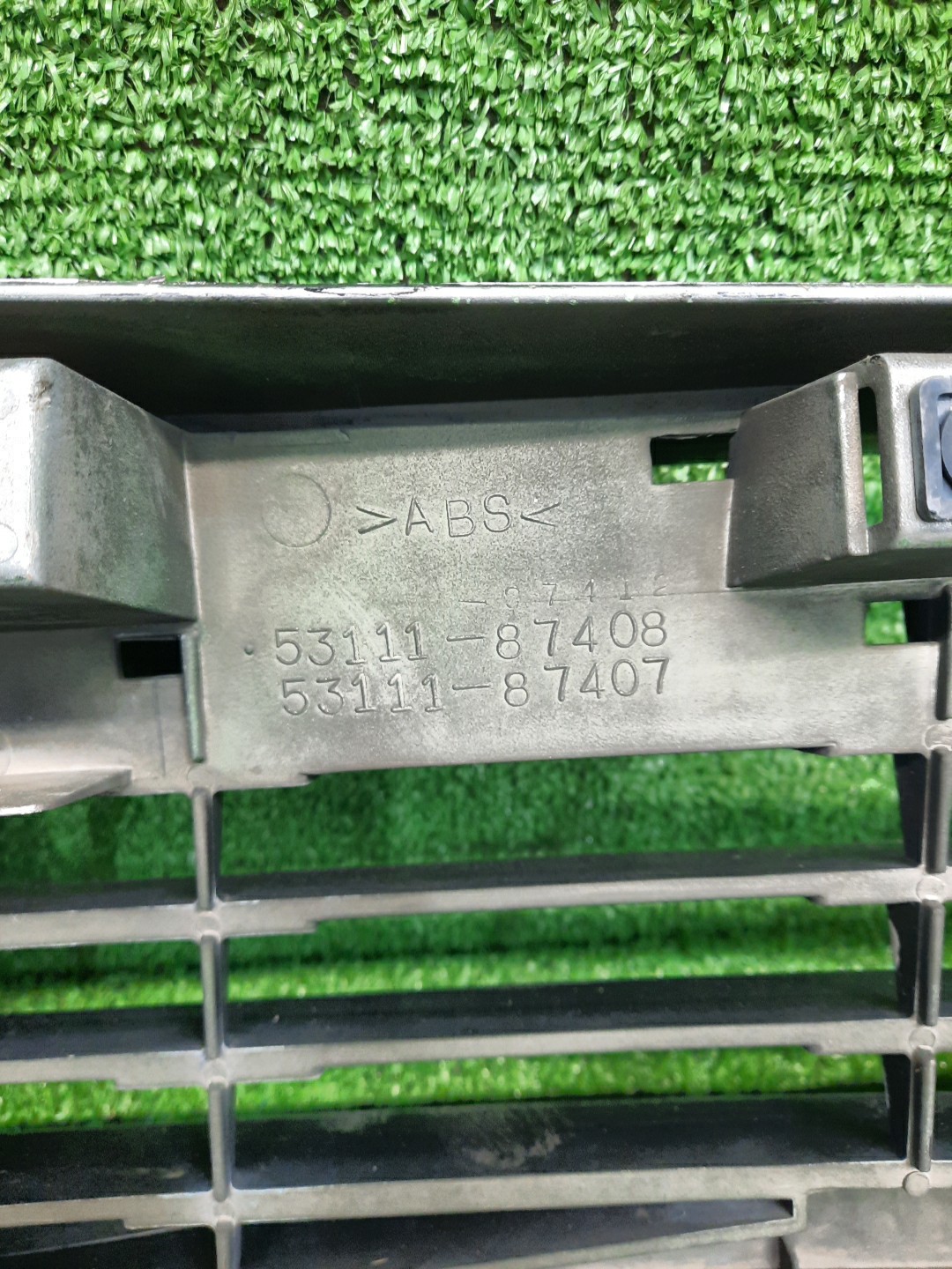 Решетка радиатора TOYOTA CAMI J100E, J102E, J122E 53111-87407 3 ракурс