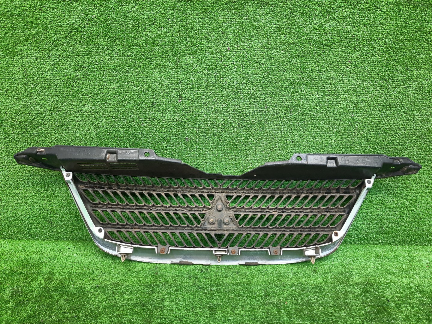 Решетка радиатора MITSUBISHI AIRTREK CU2W, CU4W MR511897 2 ракурс