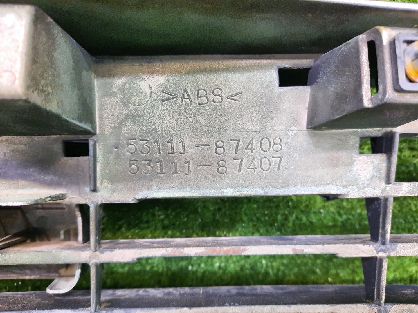 Решетка радиатора DAIHATSU TERIOS J100G 53111-87408 3 ракурс