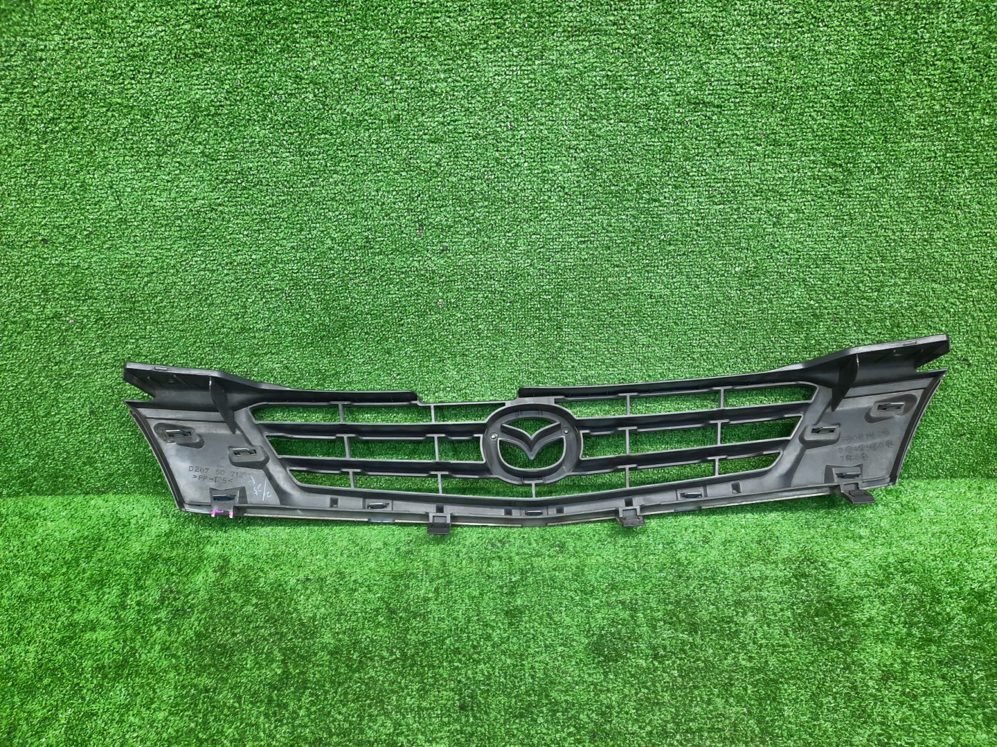 Решетка радиатора MAZDA DEMIO DW3W, DW5W D2675071 3 ракурс