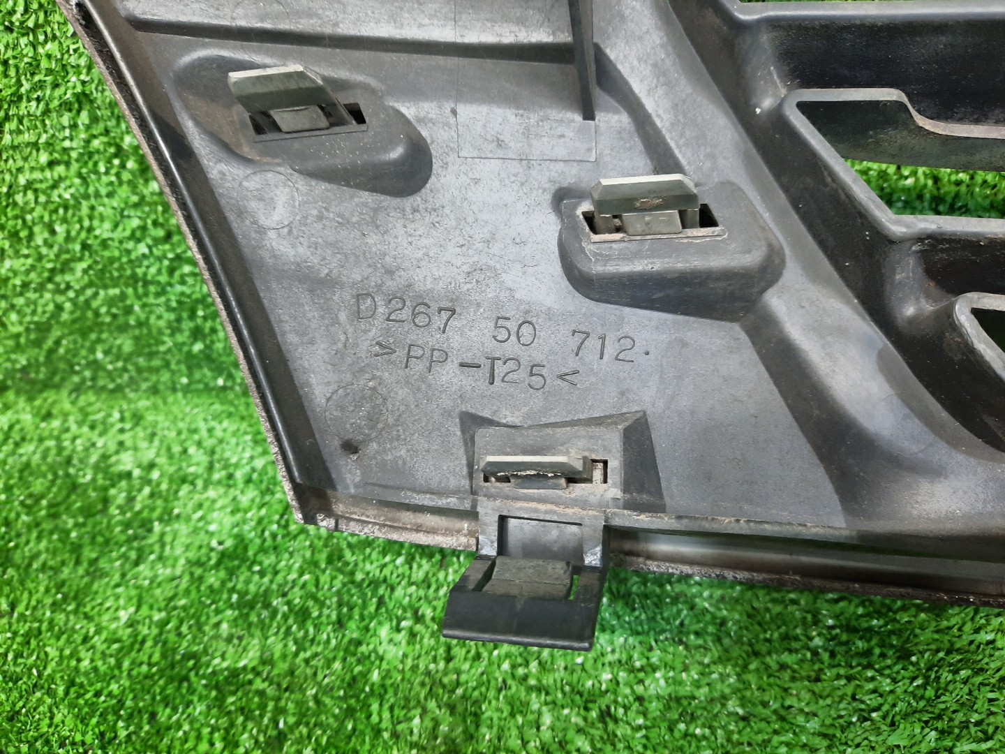 Решетка радиатора MAZDA DEMIO DW3W, DW5W D2675071 3 ракурс