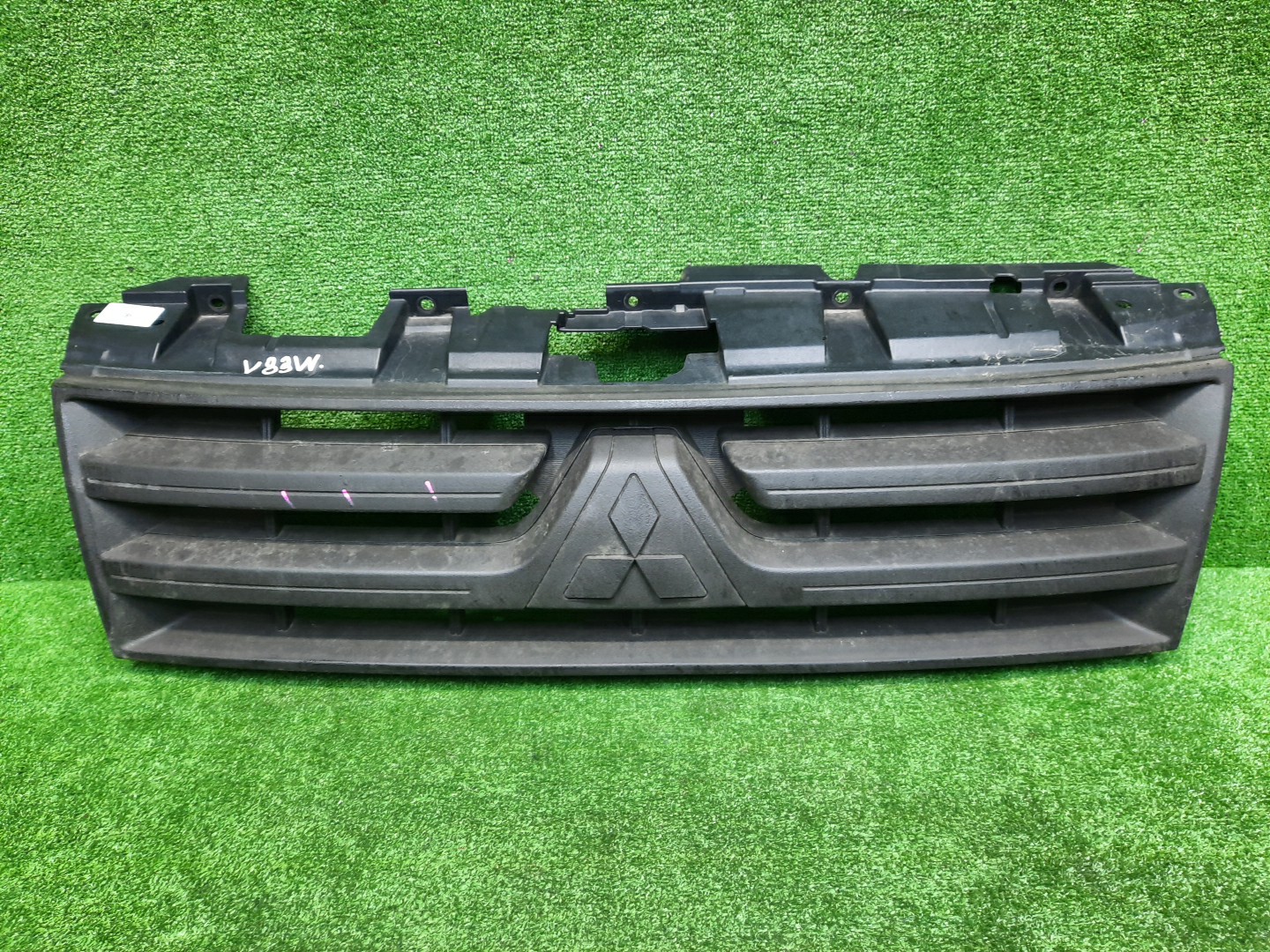 Решетка радиатора MITSUBISHI PAJERO V87W, V83W, V93W, V97W, V98W 7450A150 1 ракурс