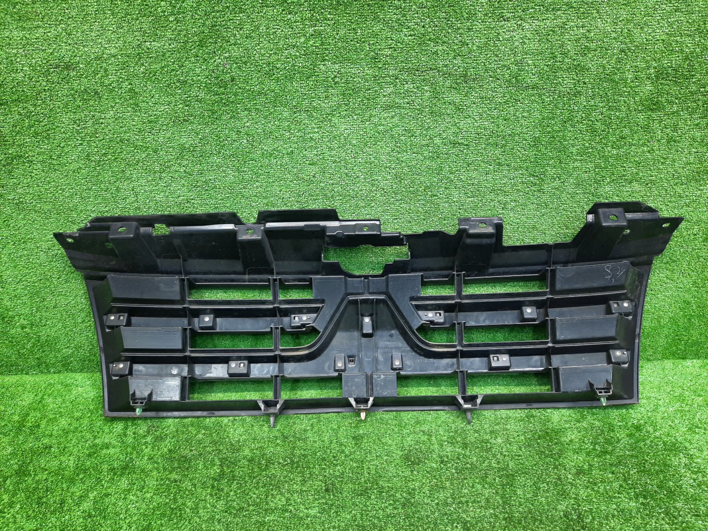Решетка радиатора MITSUBISHI PAJERO V87W, V83W, V93W, V97W, V98W 7450A150 3 ракурс
