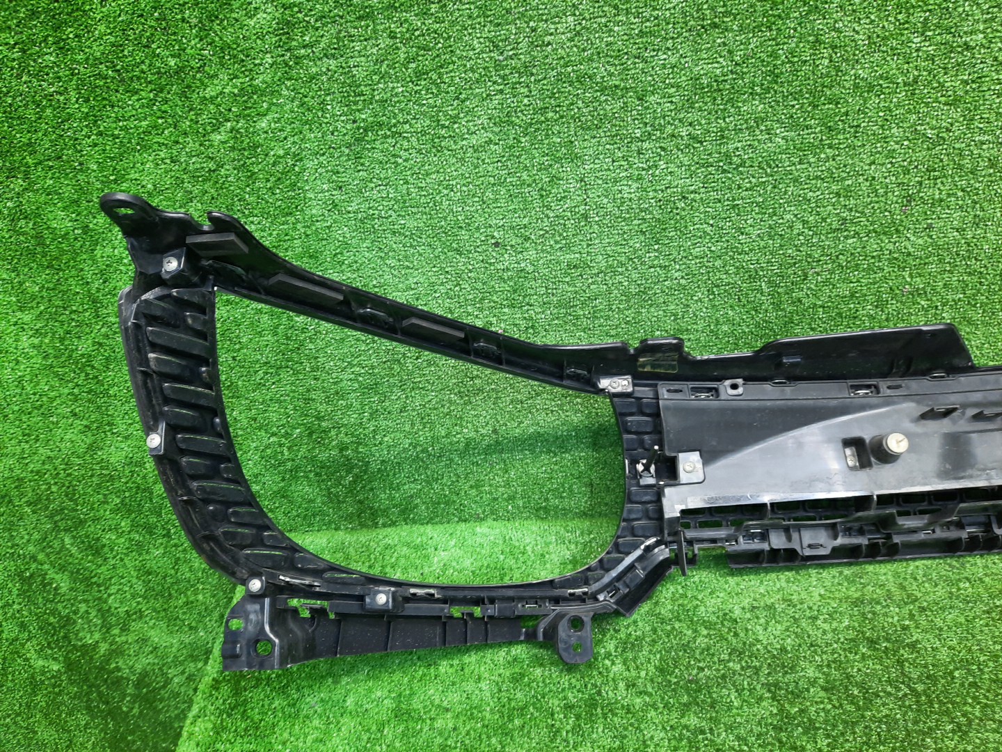 Решетка радиатора SUZUKI IGNIS FF21S 72111-62R13 5 ракурс