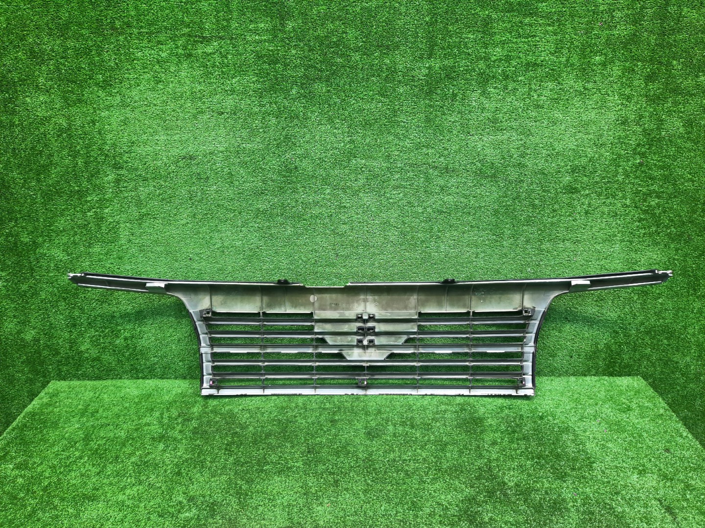 Решетка радиатора NISSAN ELGRAND ATE50, AVE50, ATWE50, ALWE50, APWE50, AVWE50, APE50, ALE50 62310-VE000 2 ракурс